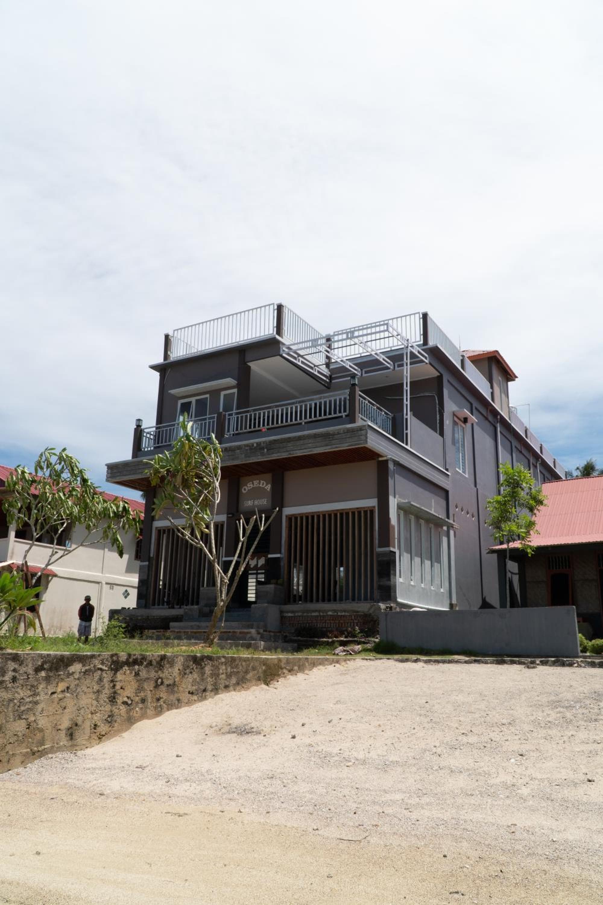 Oseda Nias Surf House