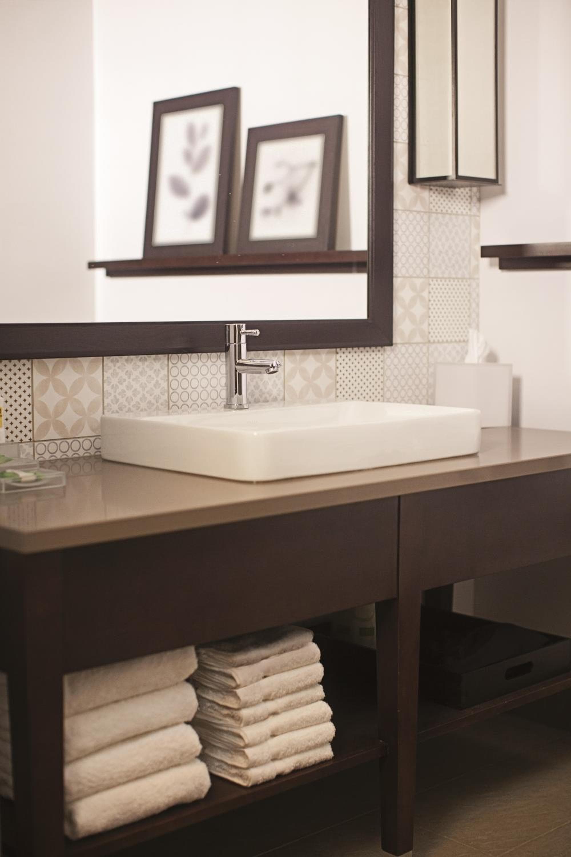 Country Inn & Suites by Radisson, Lawrence, KS