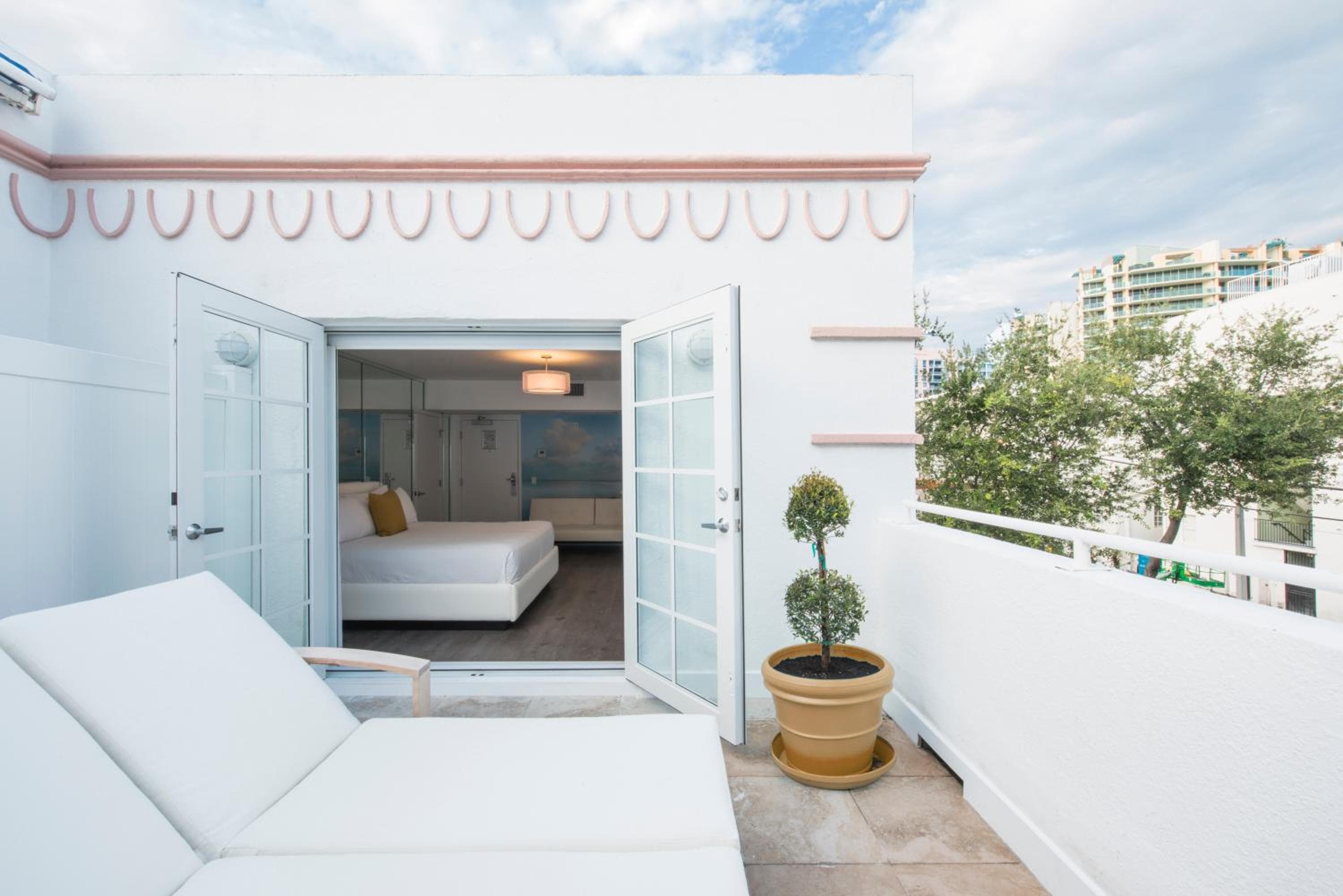 President Hotel Villa