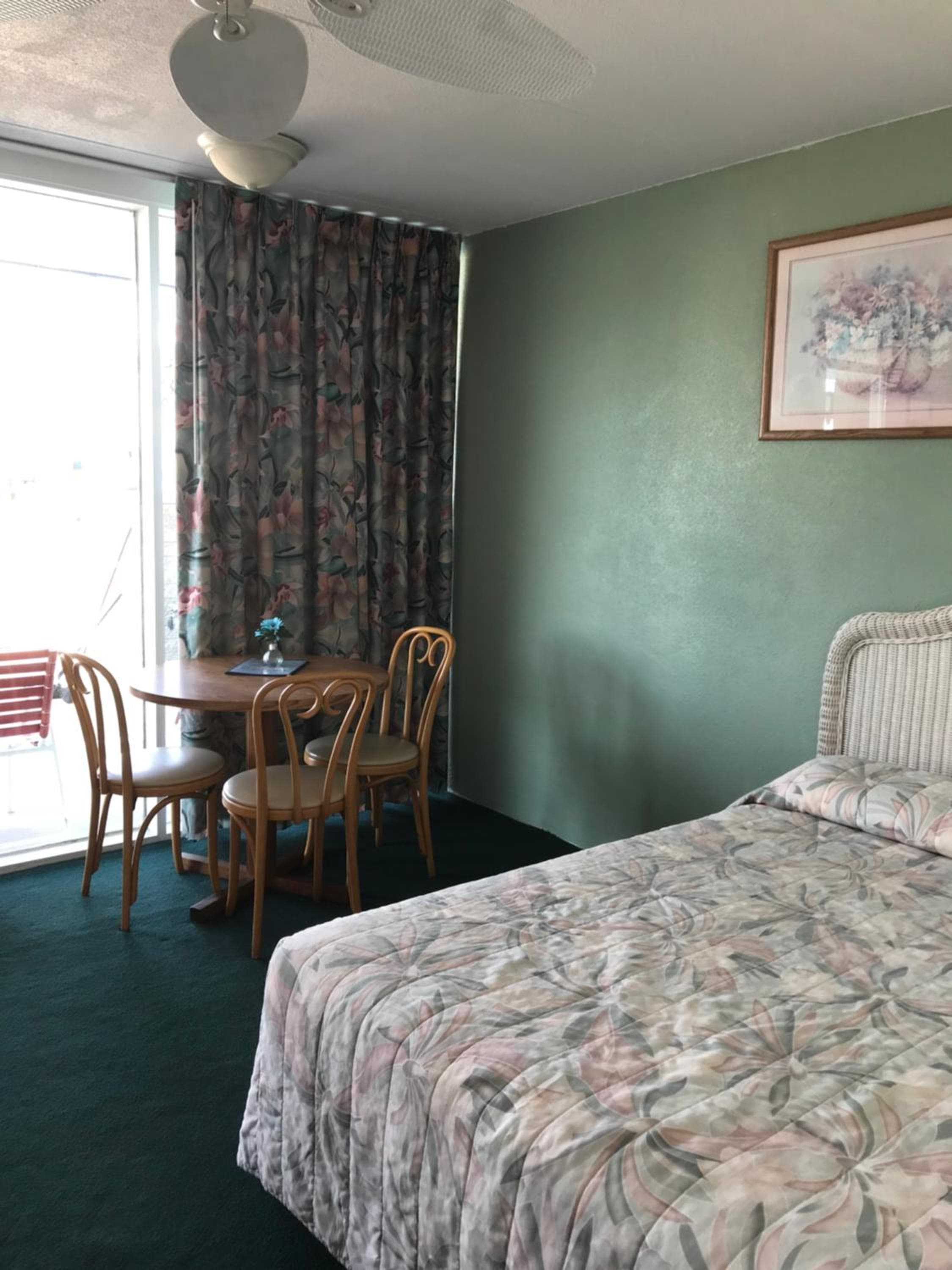 Gold Crest Motel