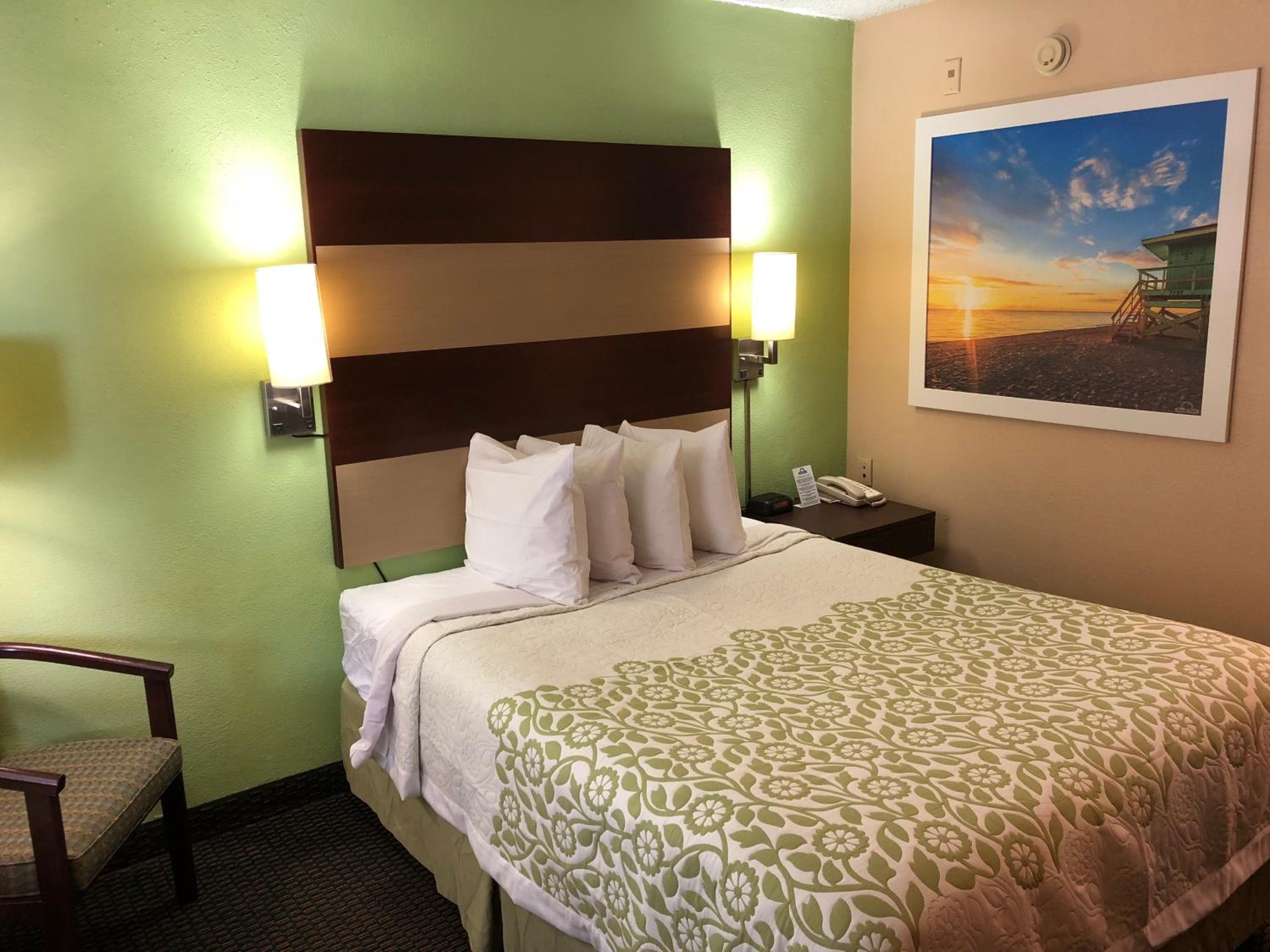 Days Inn by Wyndham Bradenton I-75