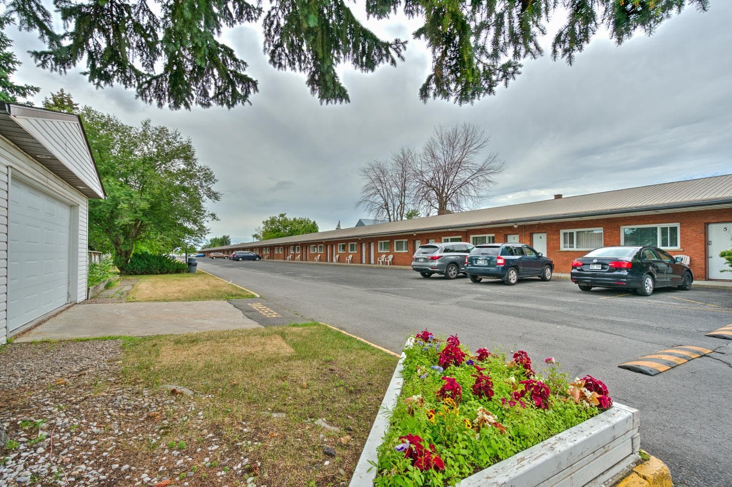 Motel R-100