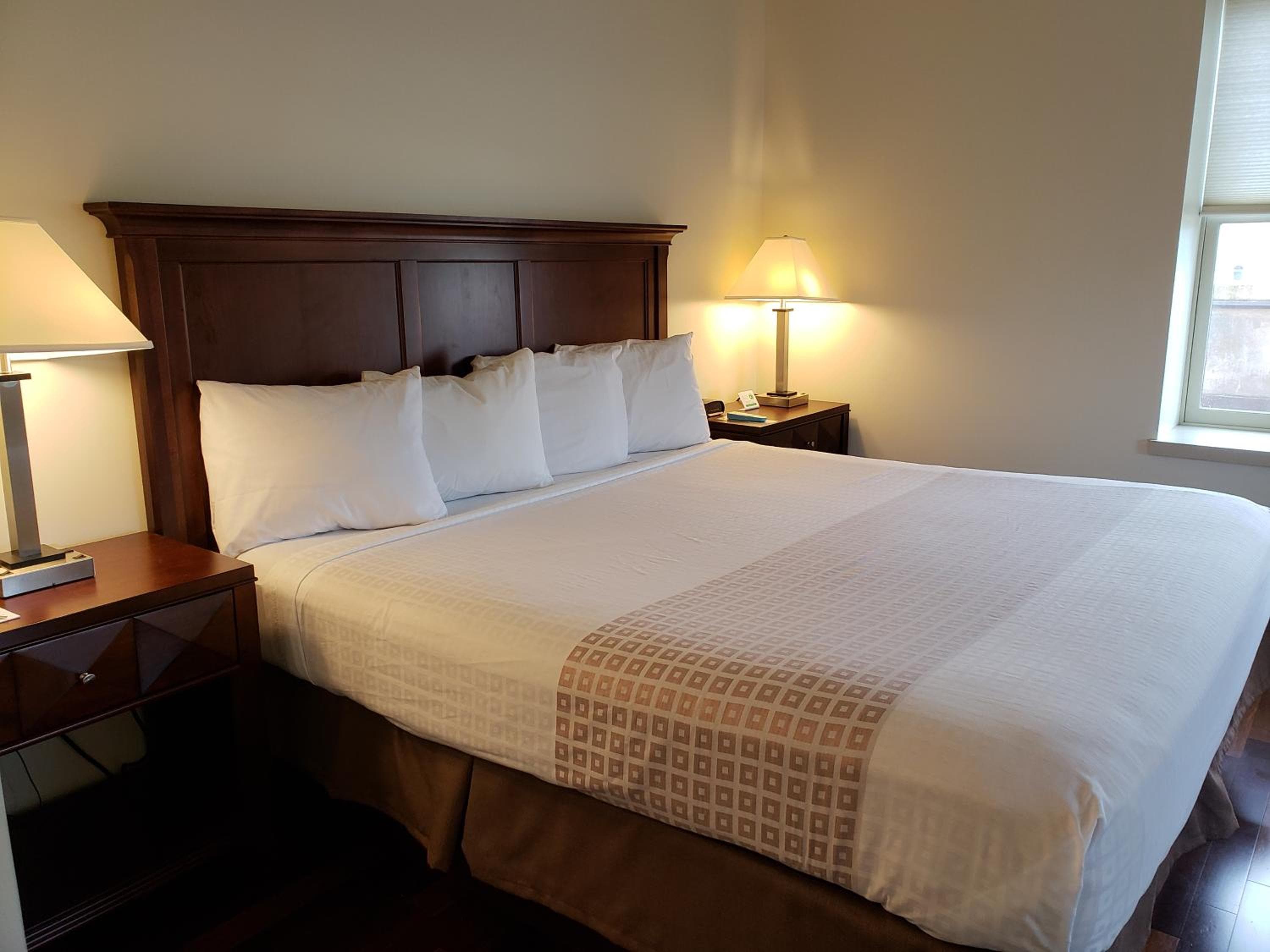 Grand Eastonian Hotel & Suites