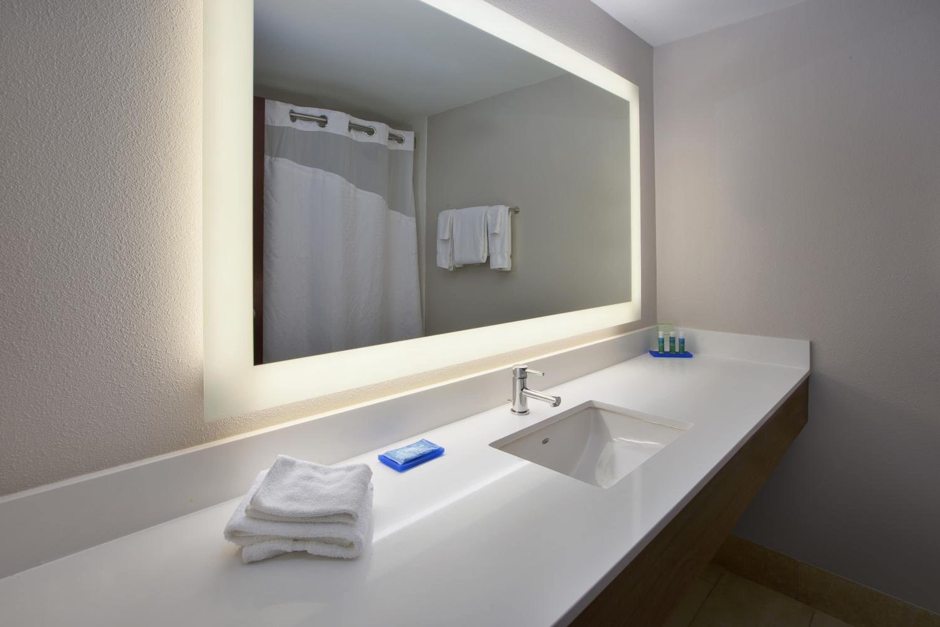 Holiday Inn Express Hotel & Suites Cincinnati Northeast-Milford by IHG