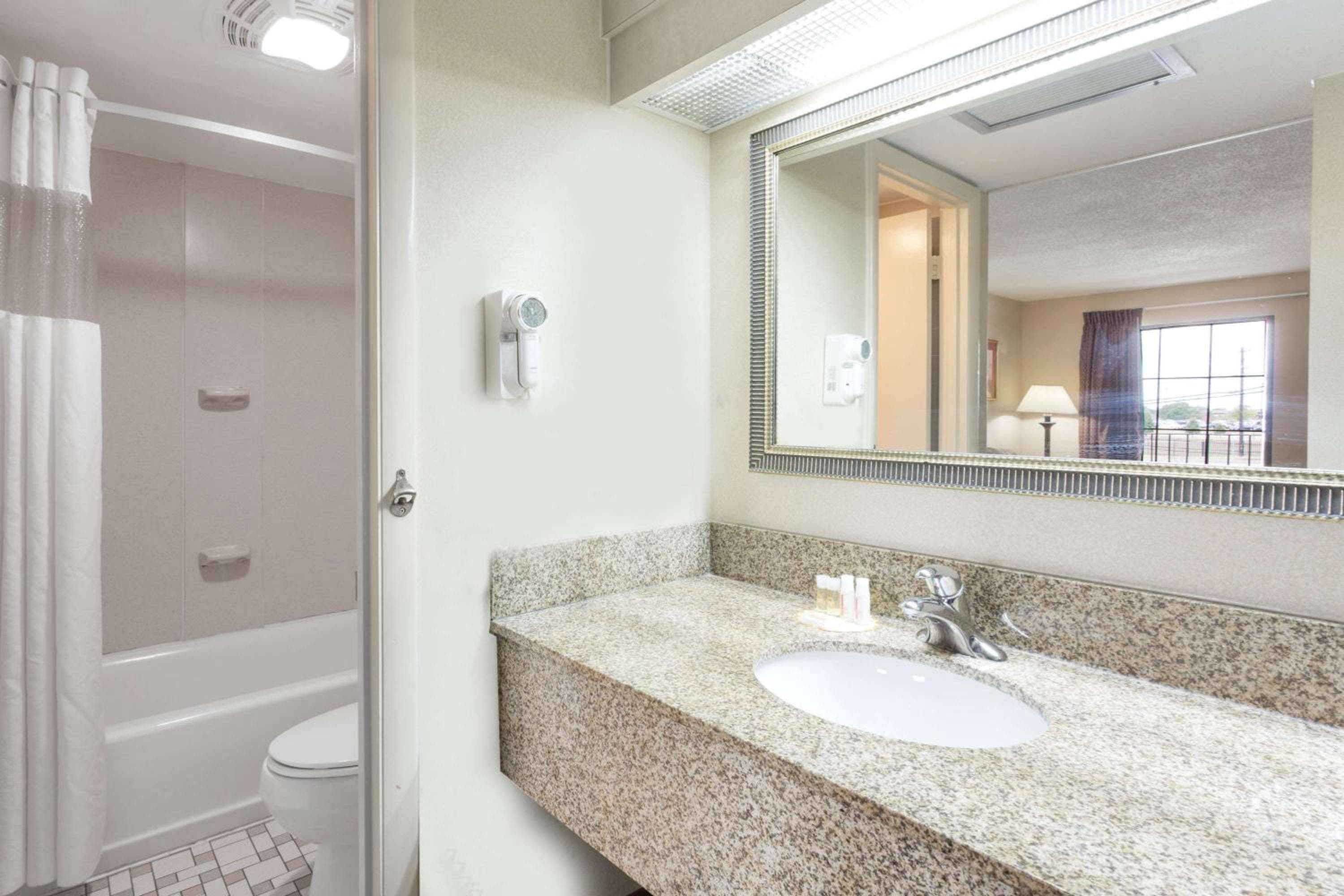 Days Inn by Wyndham Camp Springs Andrews AFB