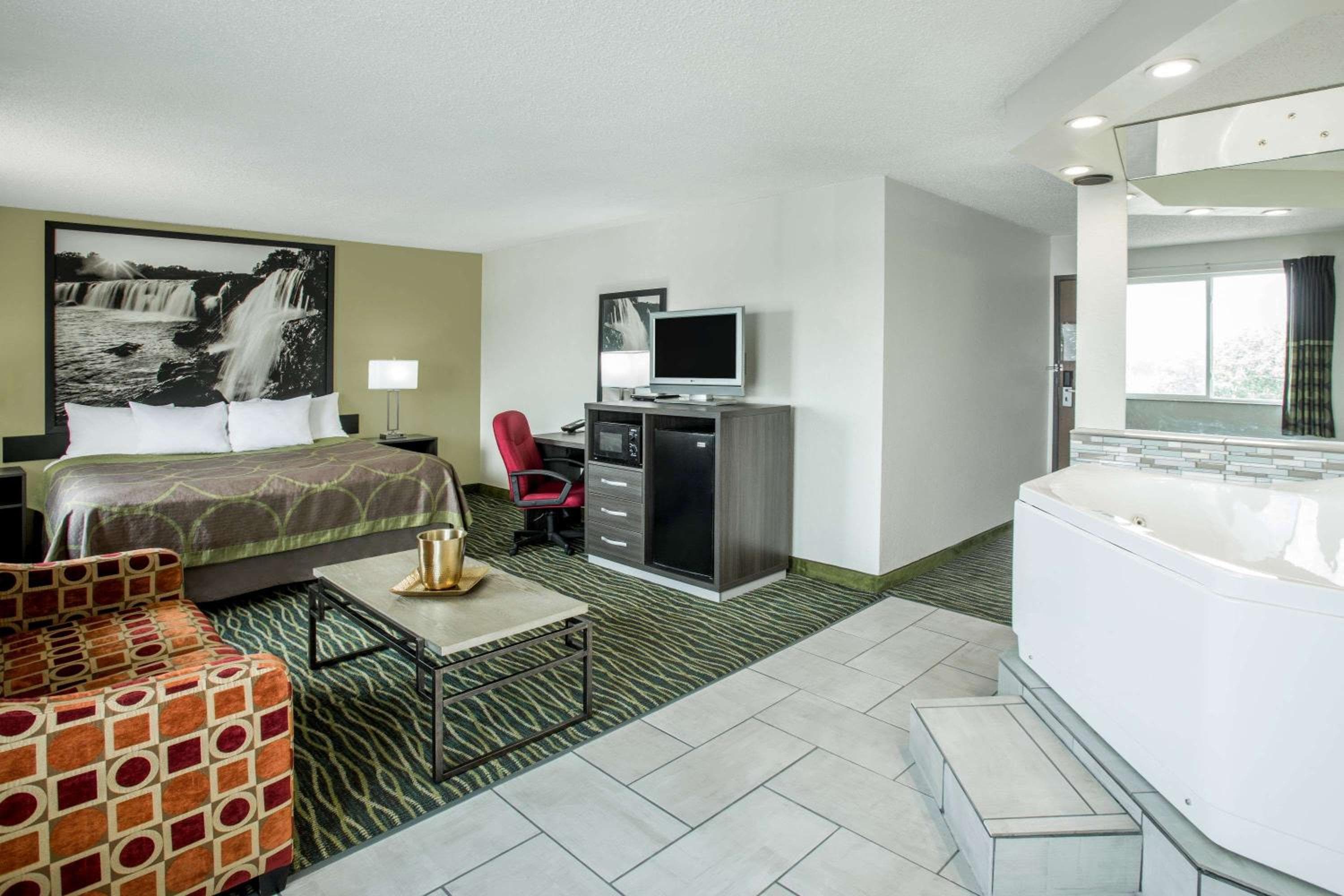 Super 8 by Wyndham Independence Kansas City