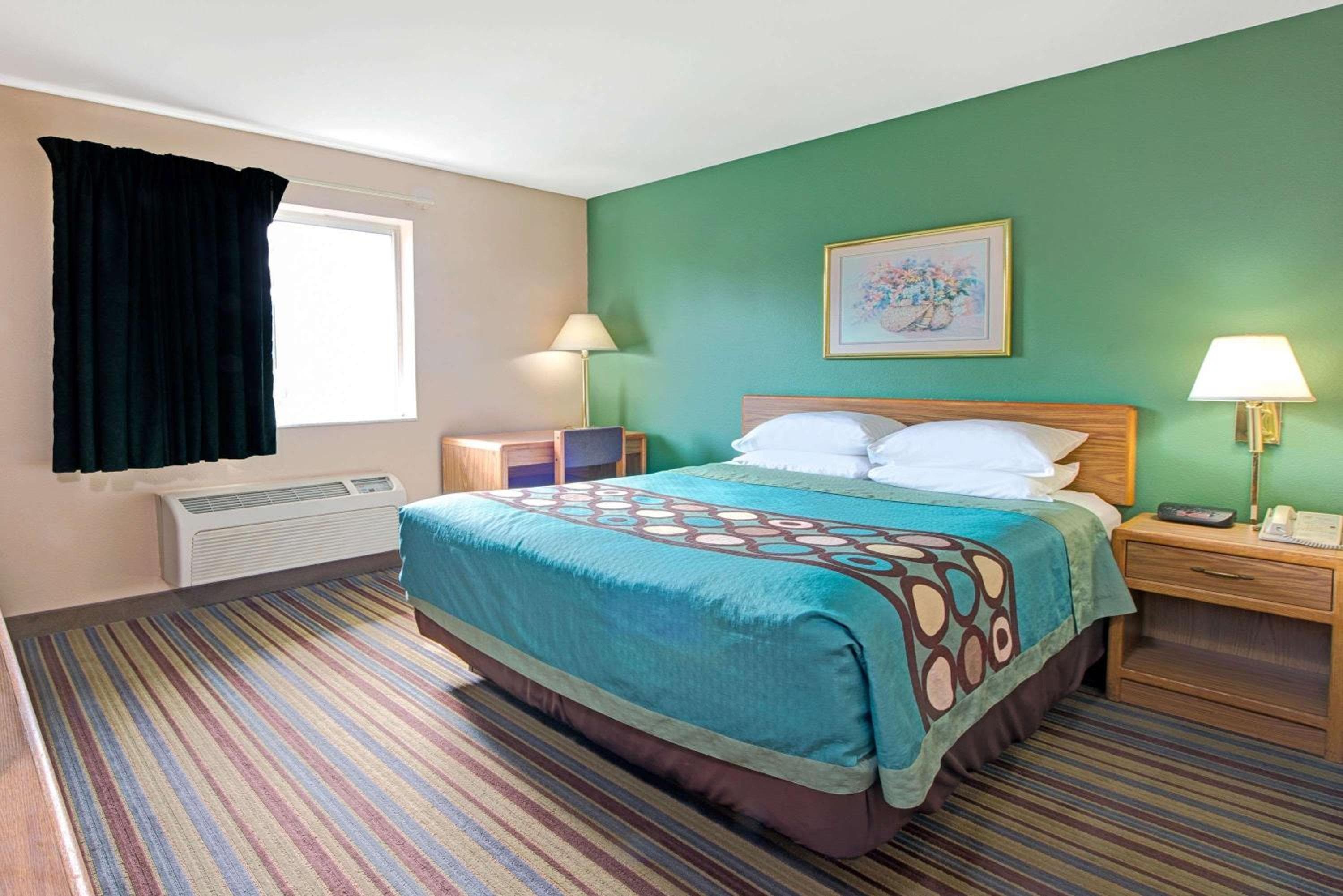 Super 8 by Wyndham Pontoon Beach IL/St. Louis MO Area