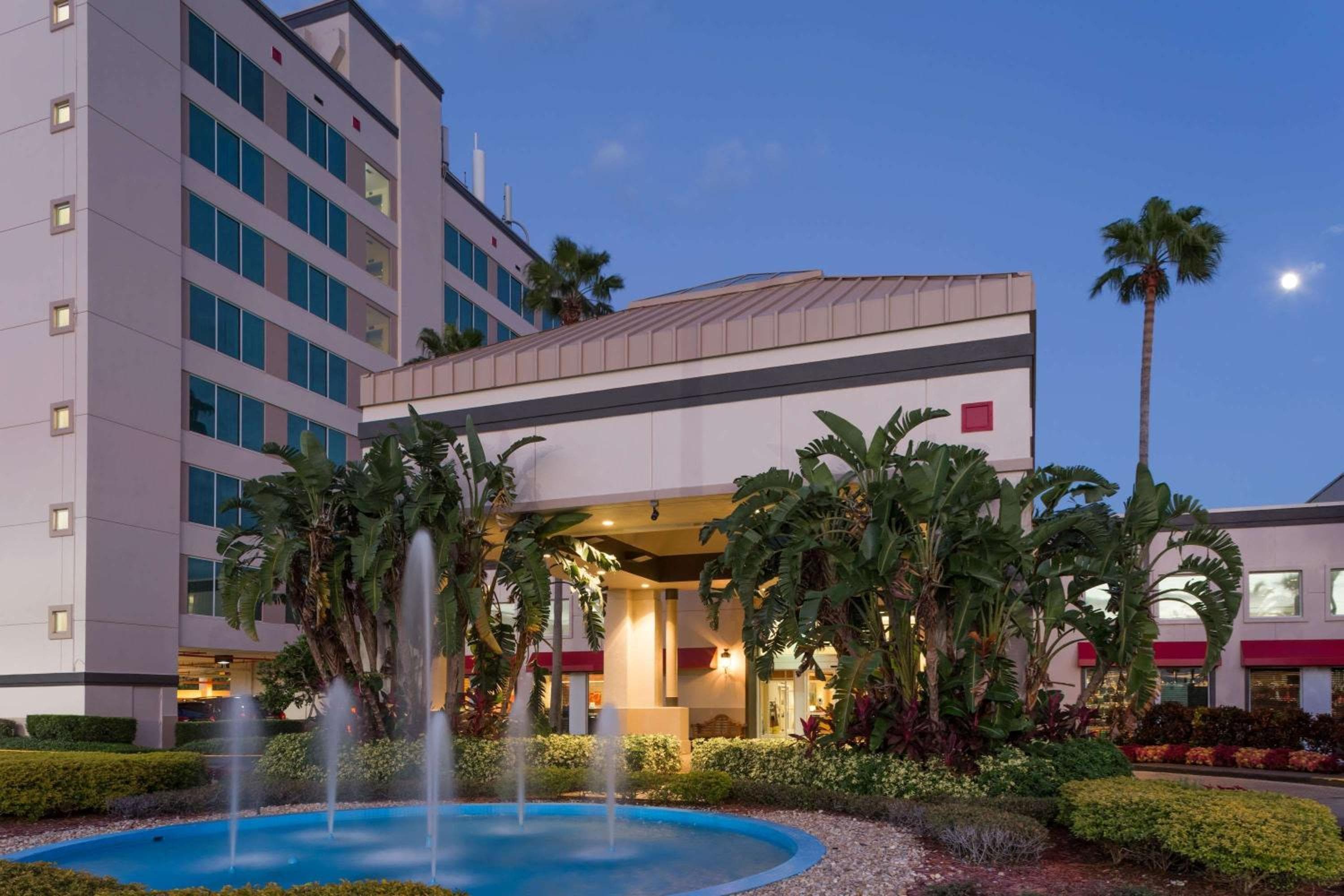 Ramada by Wyndham Kissimmee Gateway - Free Theme Park Shuttle