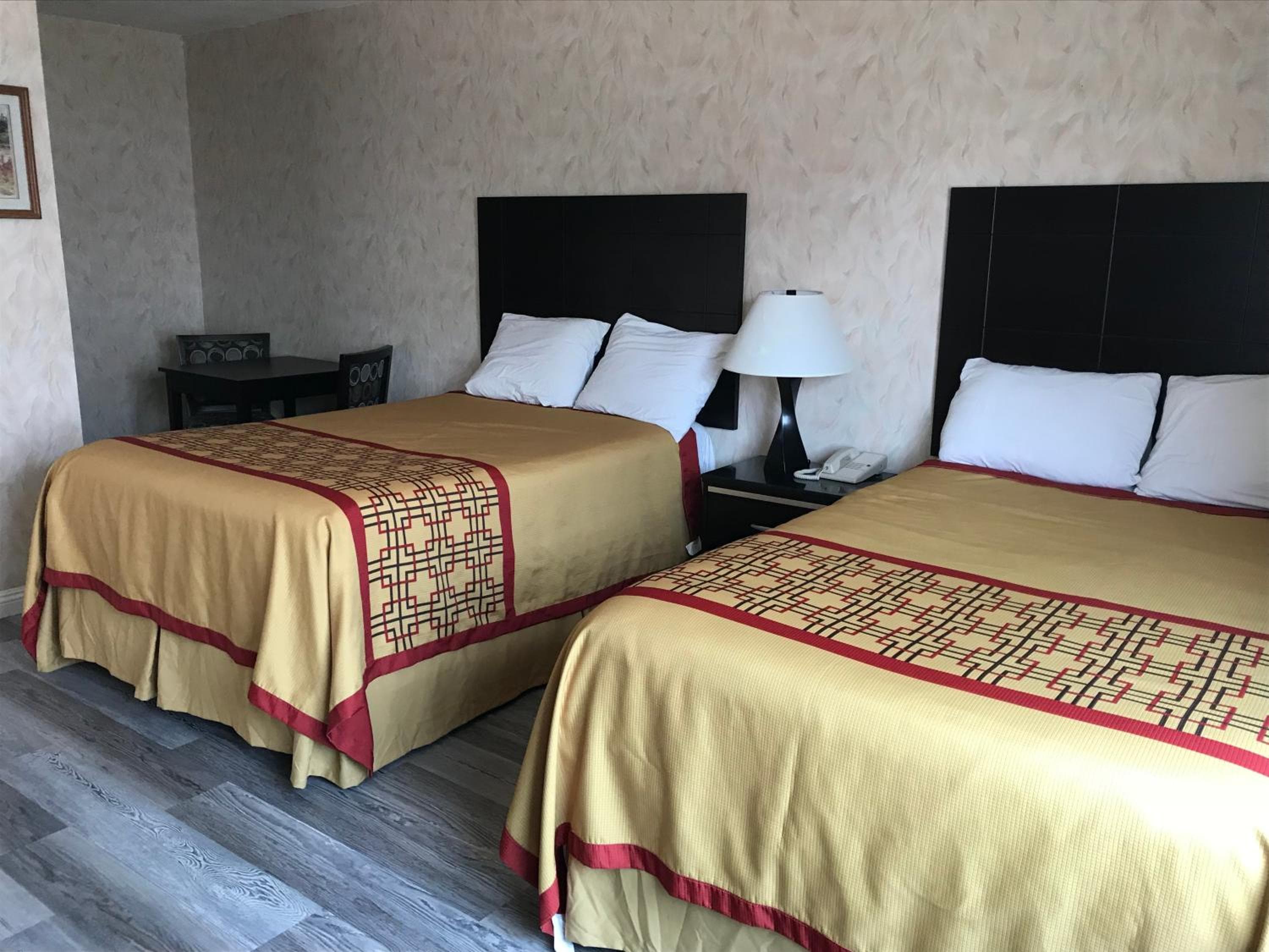 Manhattan Inn & Suites