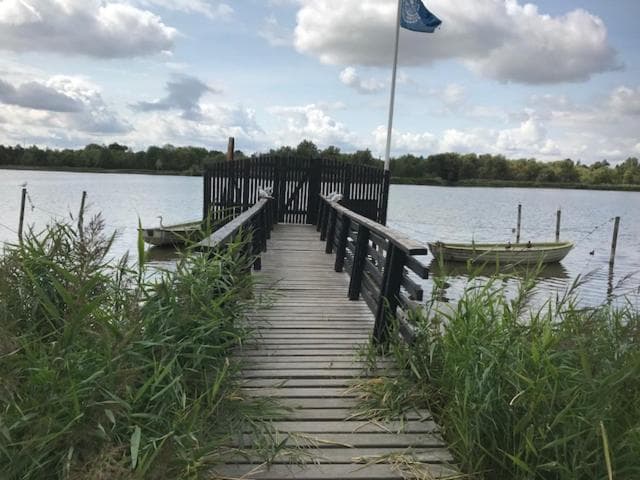 Centralt i Gentofte i 2 plan, ved S-Tog og busser