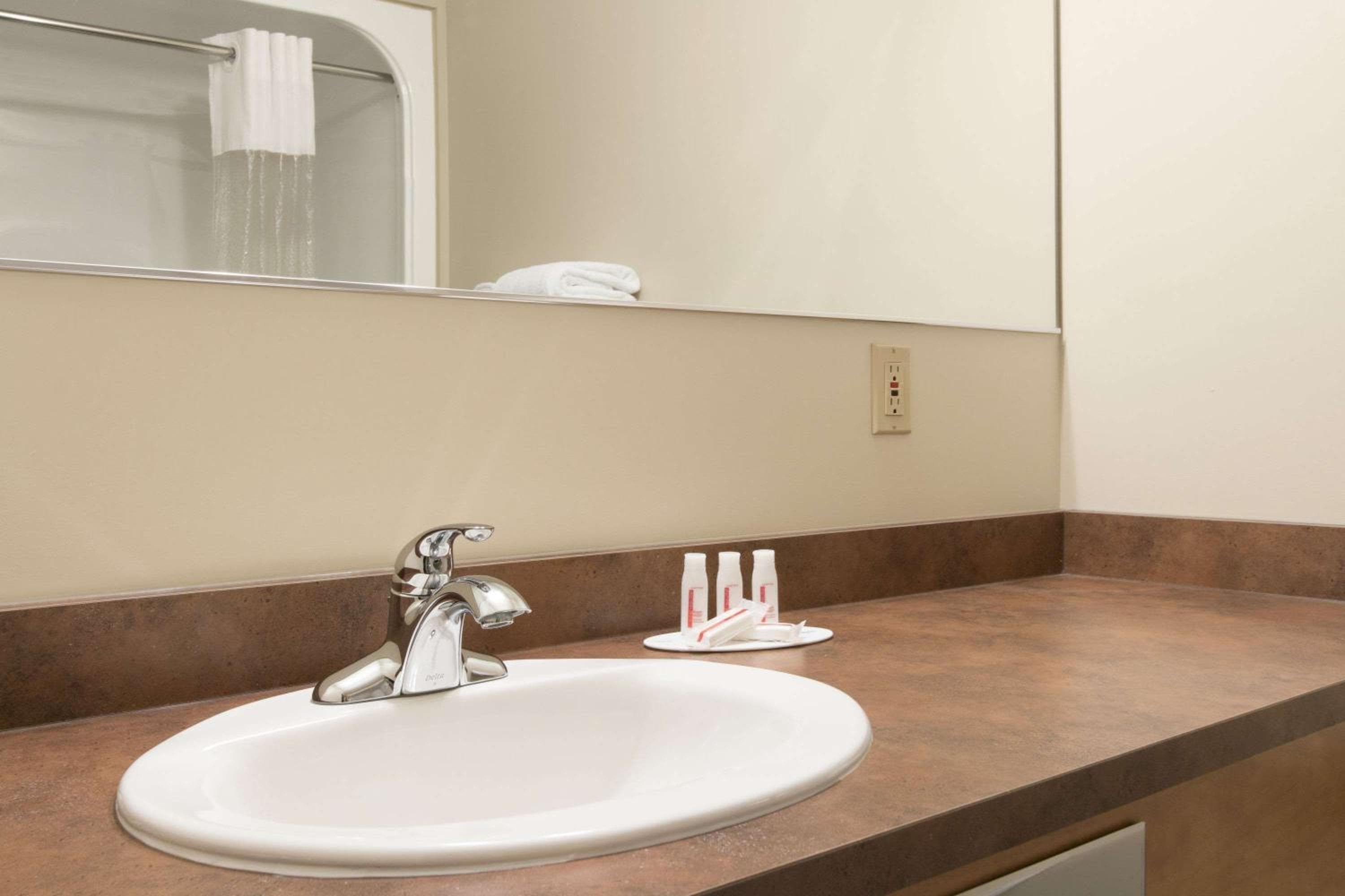 Days Inn & Suites by Wyndham Thunder Bay