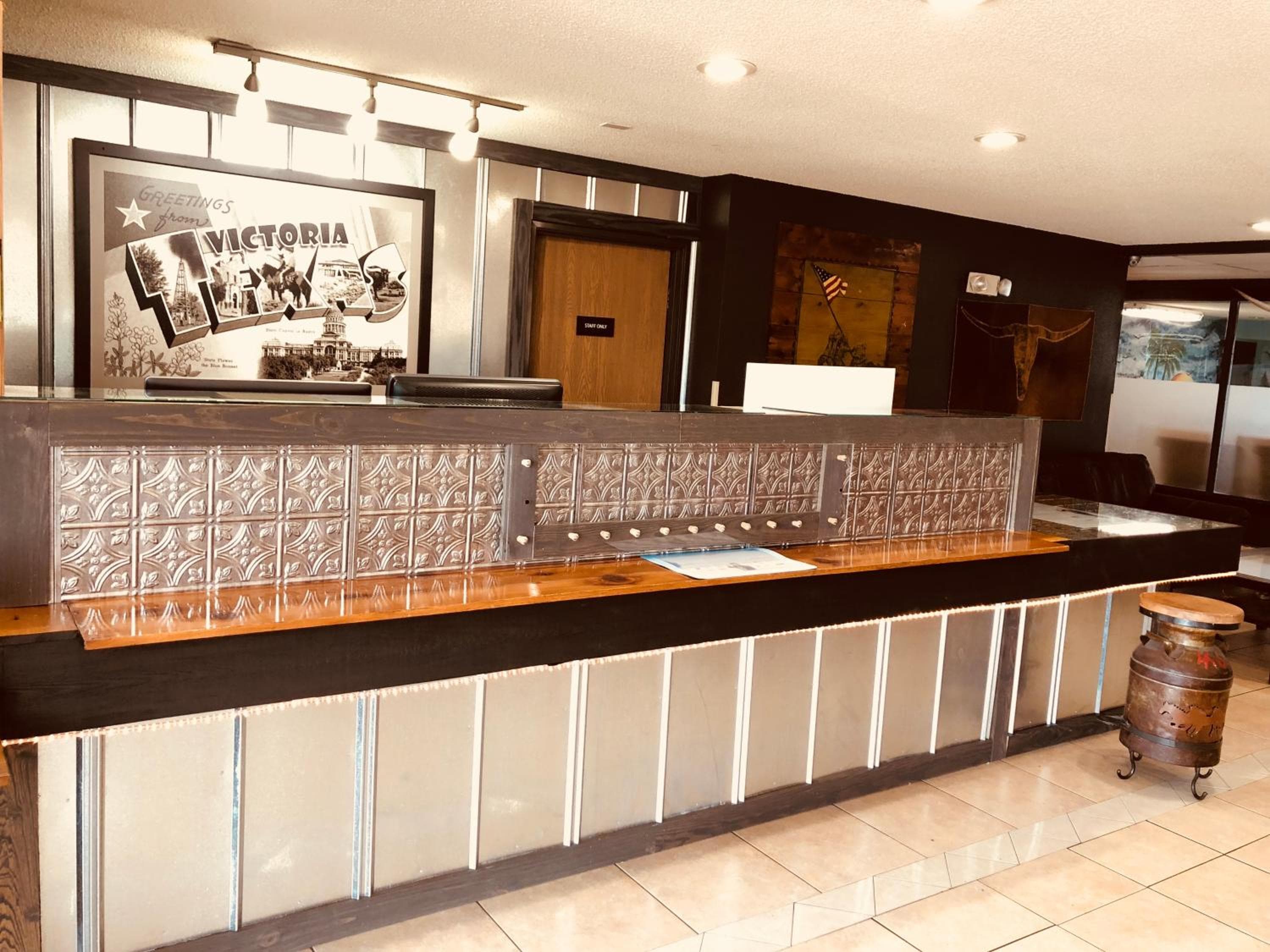 Super 8 by Wyndham Victoria/North/Mall Area
