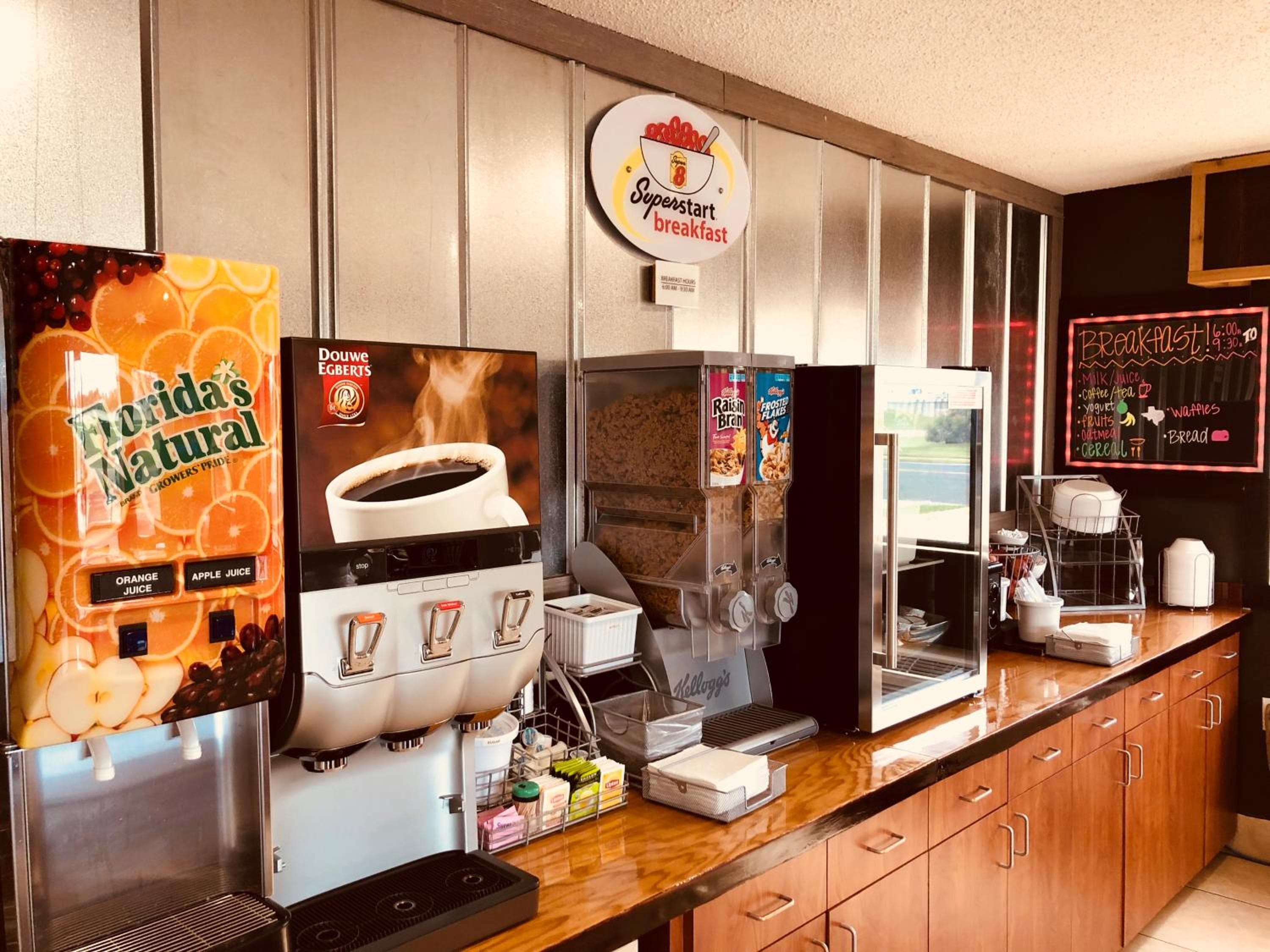 Super 8 by Wyndham Victoria/North/Mall Area