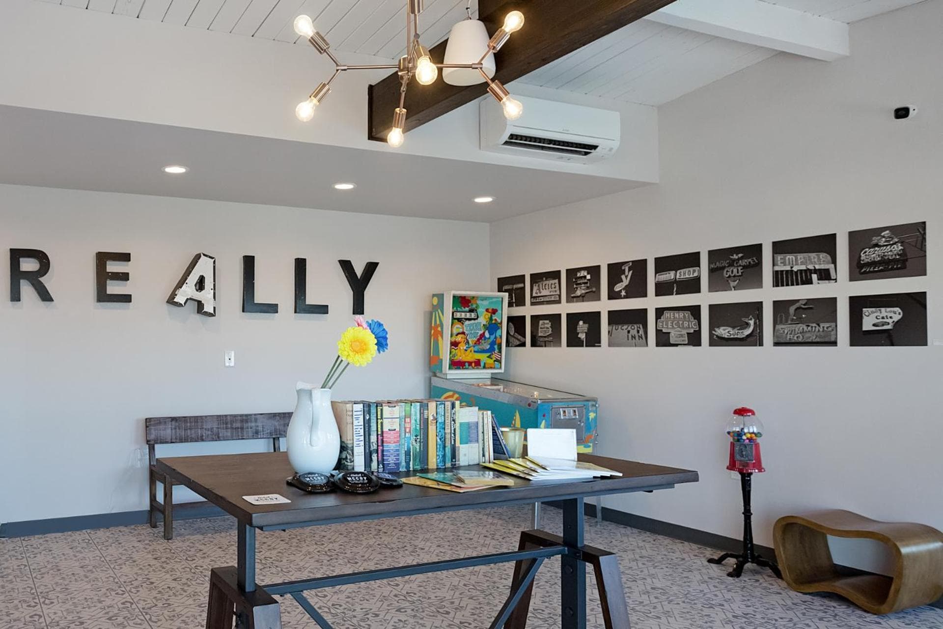 Hotel McCoy Tucson - Art, Coffee, Beer, Wine, Pool