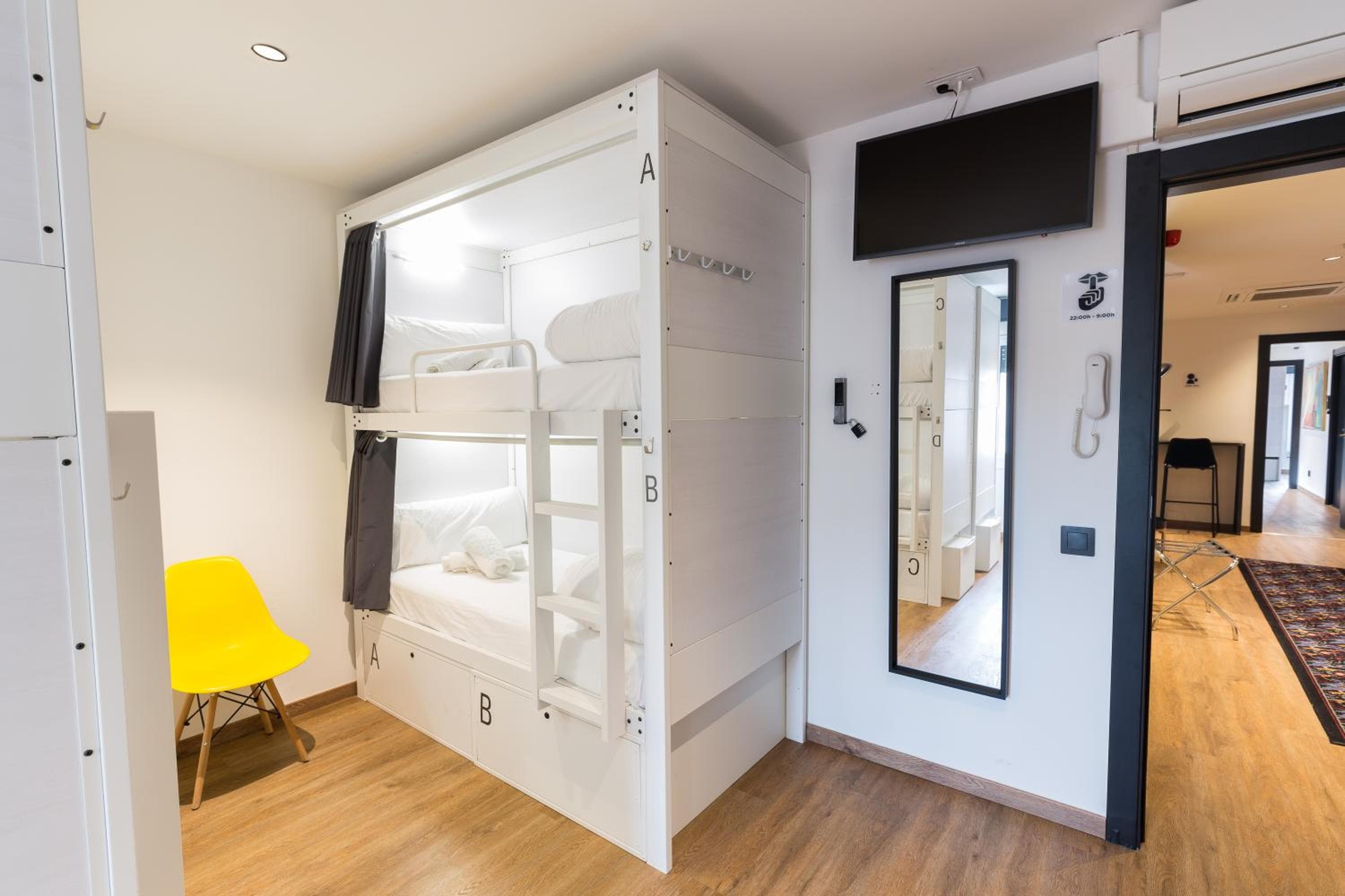 Airhostel Barcelona Airport 24h