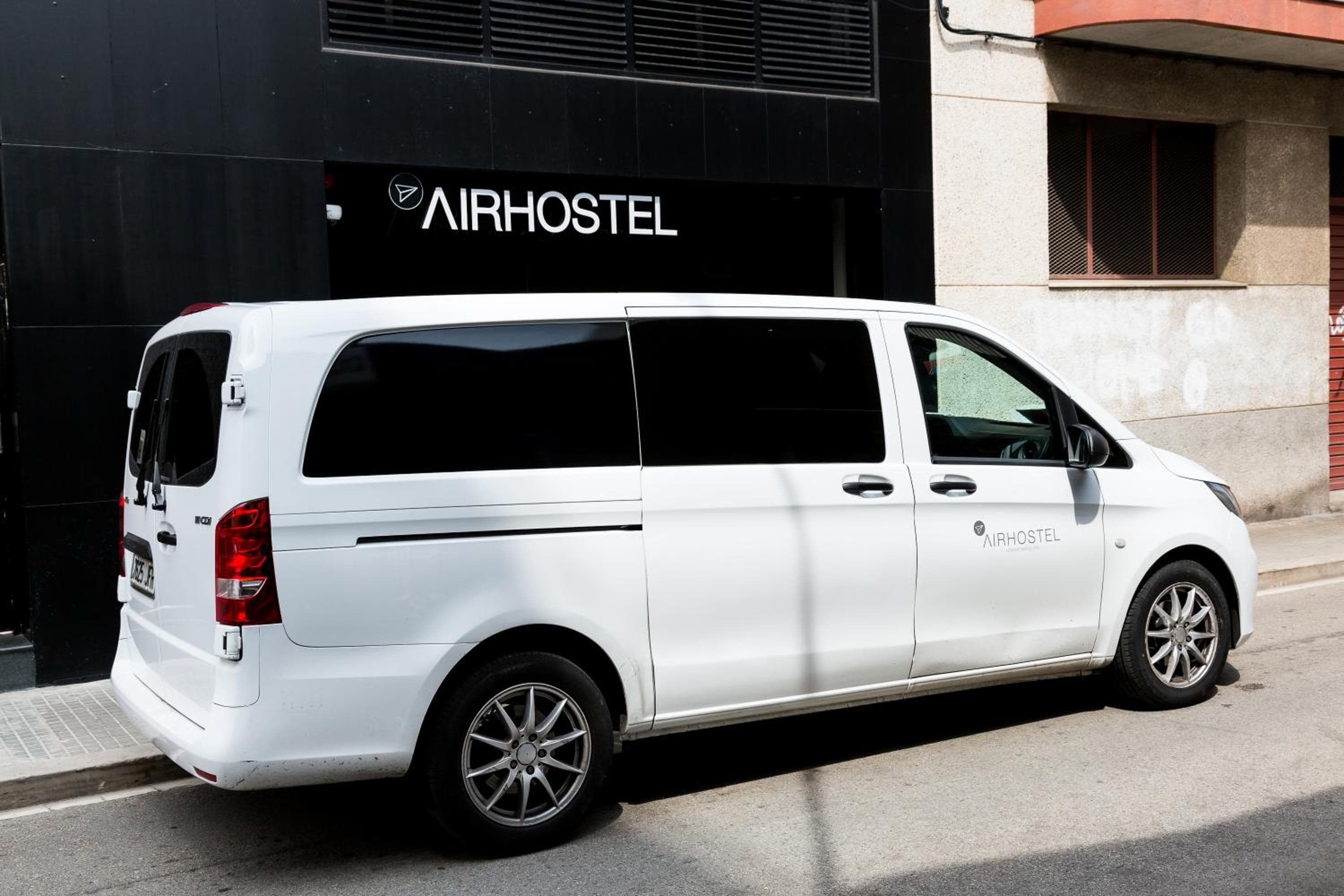Airhostel Barcelona Airport 24h
