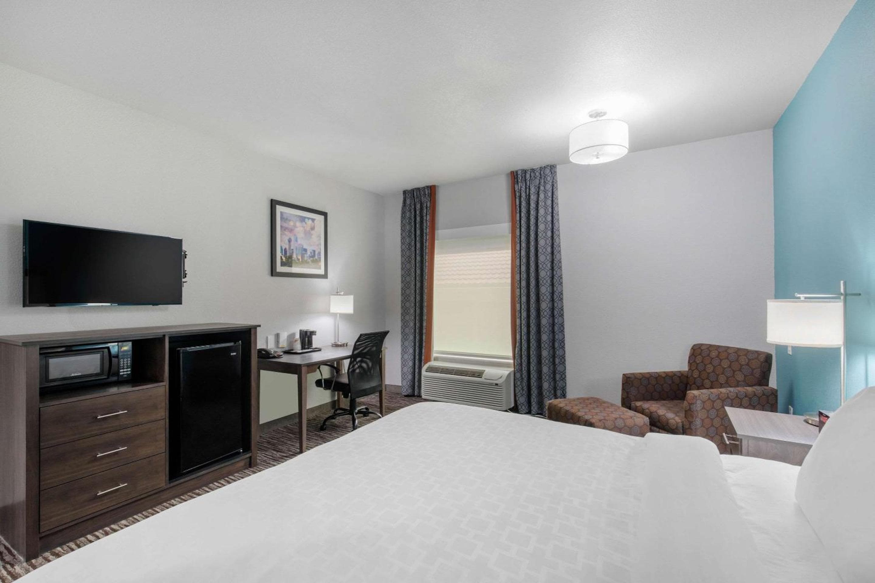 Clarion Inn & Suites DFW North