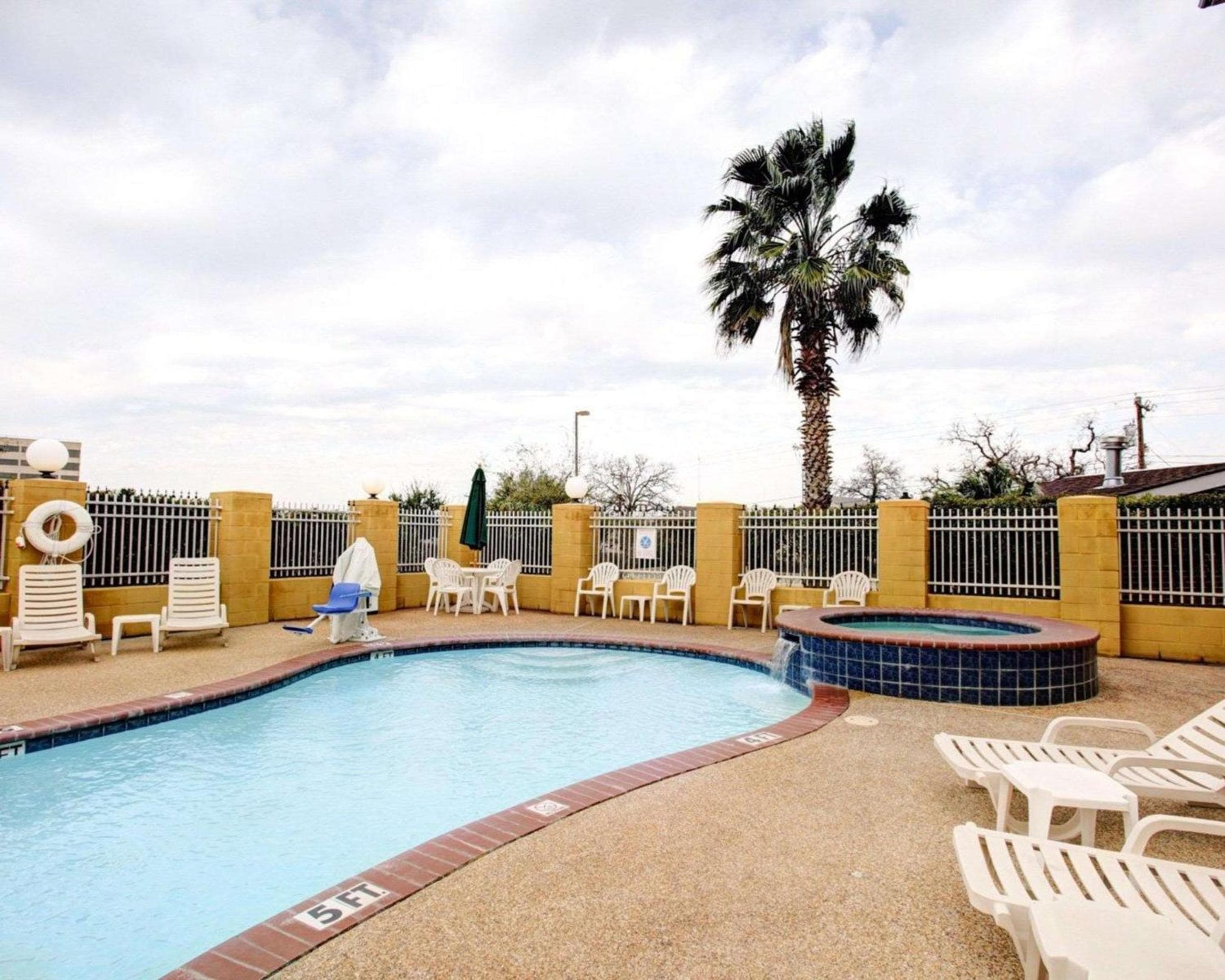 Comfort Suites University Drive