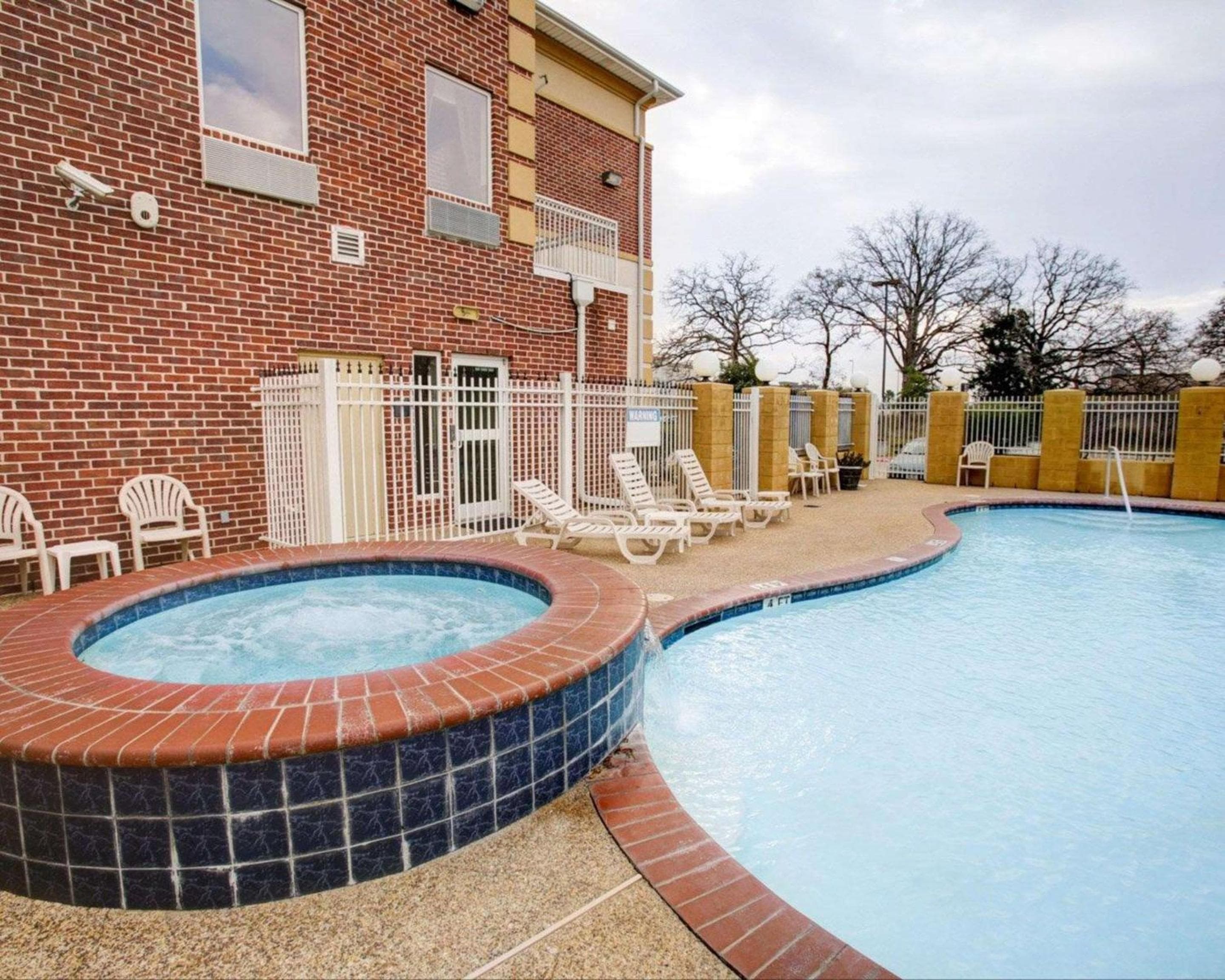 Comfort Suites University Drive