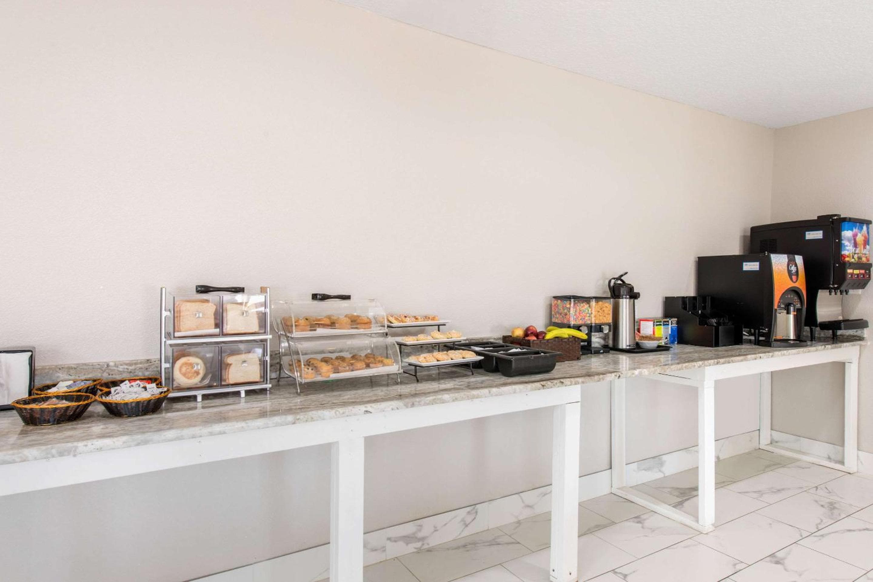 Clarion Inn & Suites Kissimmee-Lake Buena Vista South