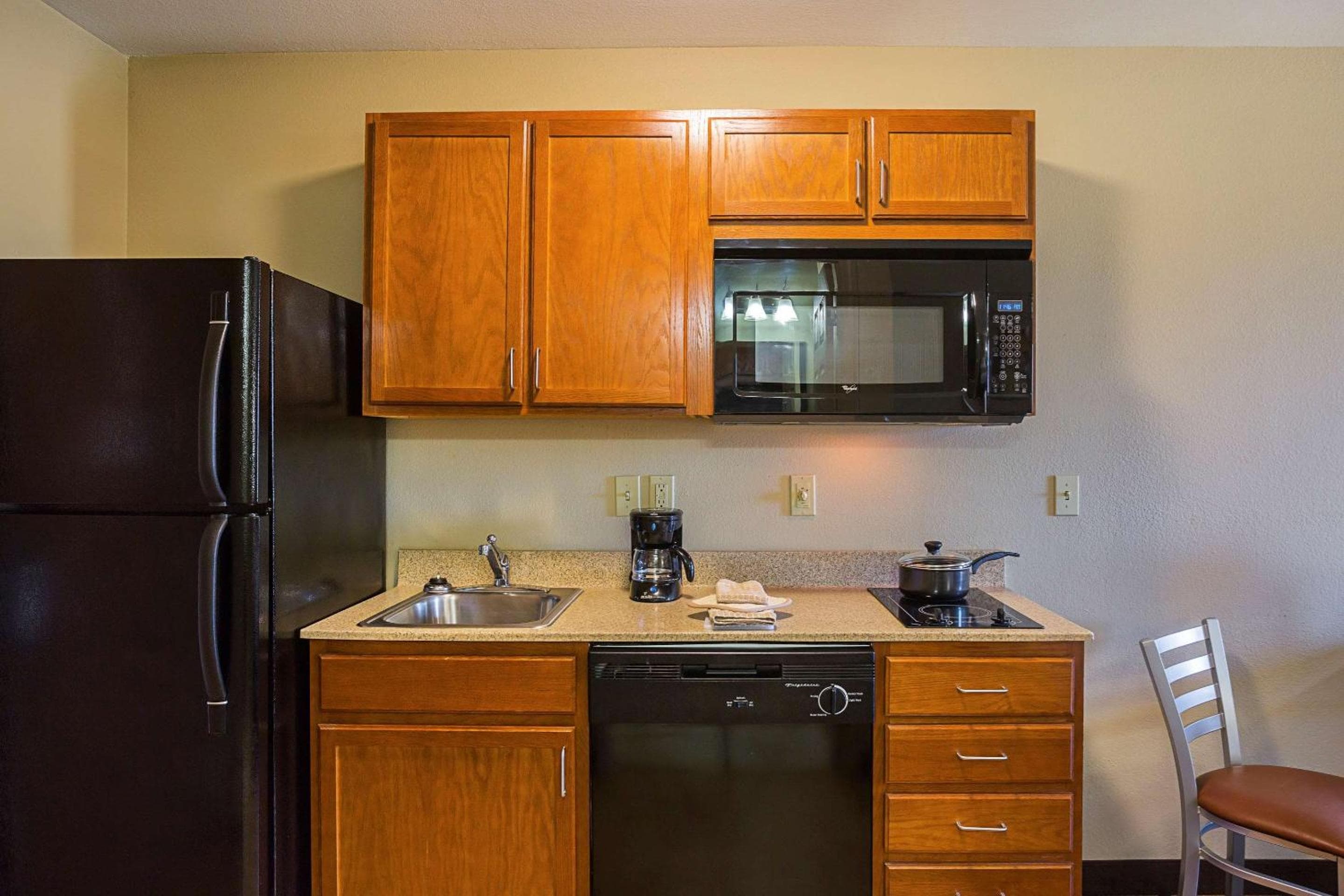 Birch Hill Suites Clarksville-Louisville North