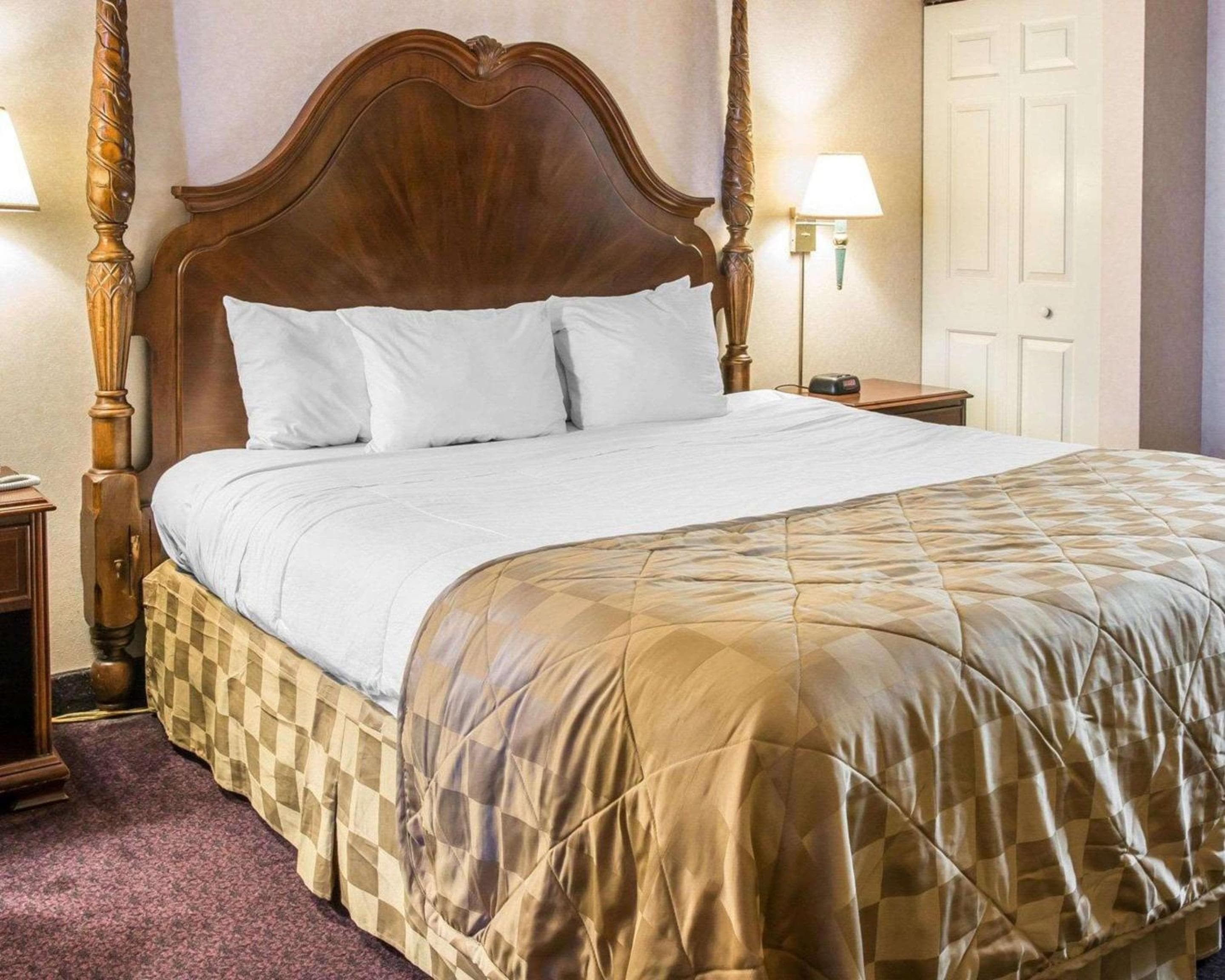 Clarion Hotel Mackinaw City Beachfront