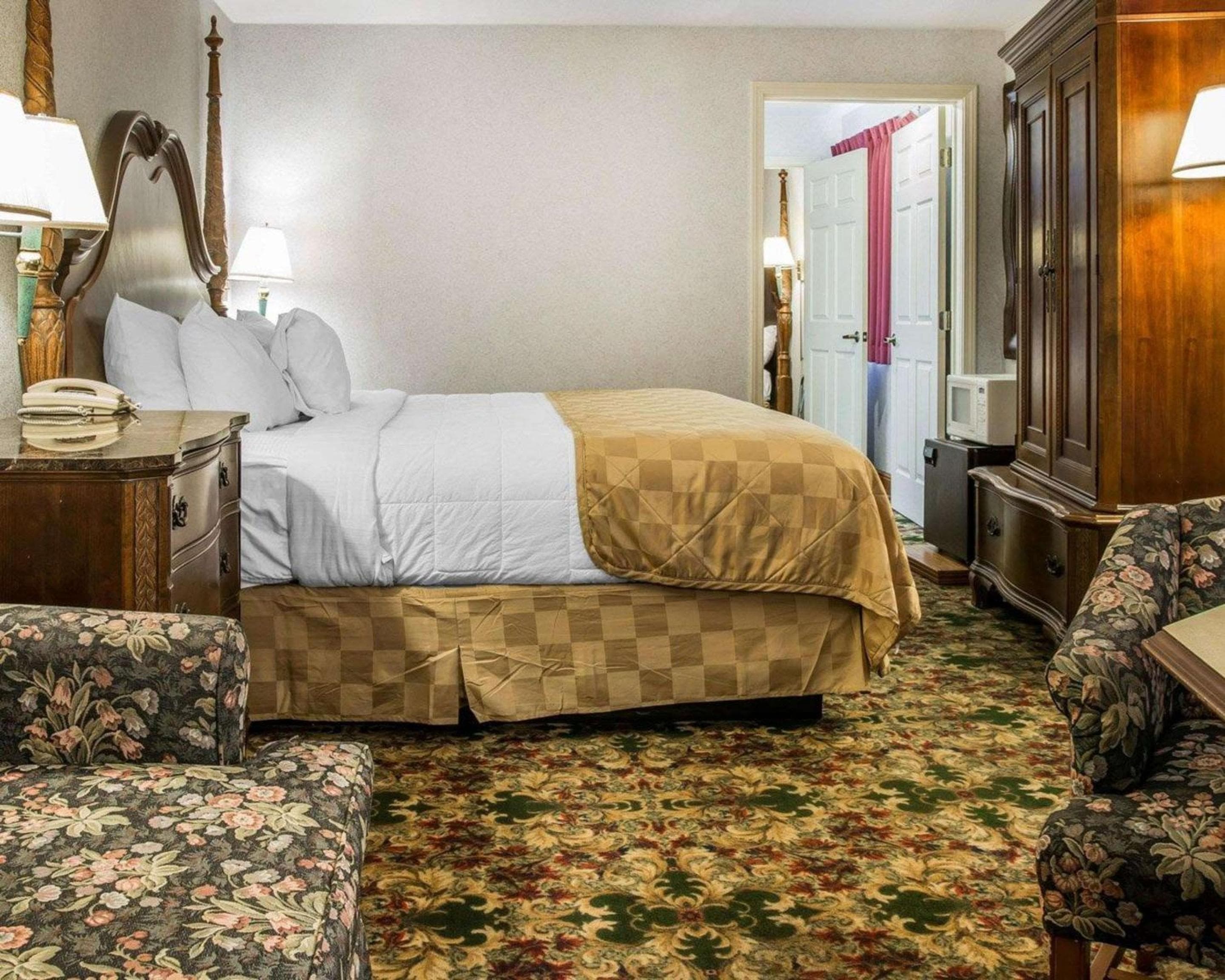 Clarion Hotel Mackinaw City Beachfront
