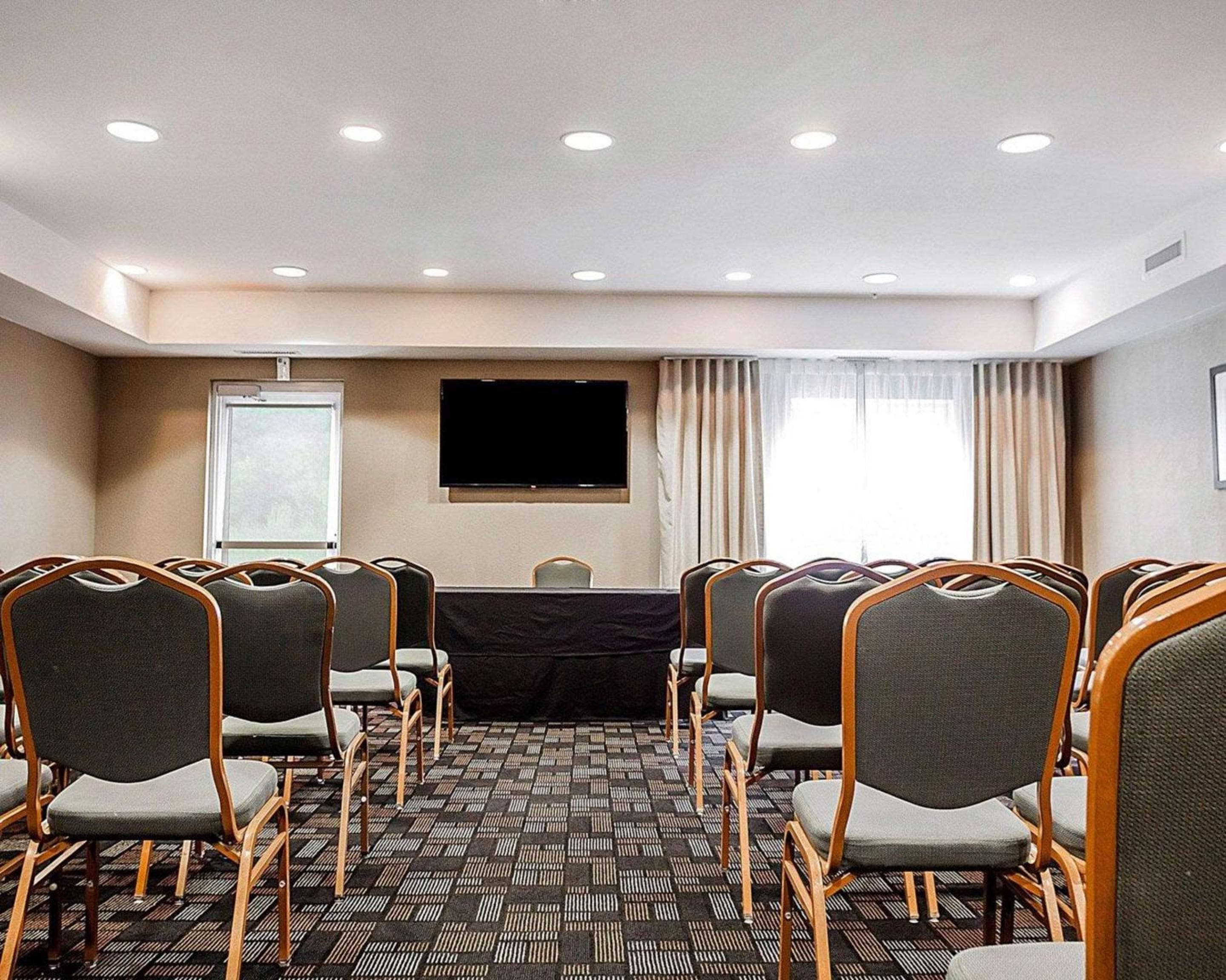 Comfort Suites Independence - Kansas City
