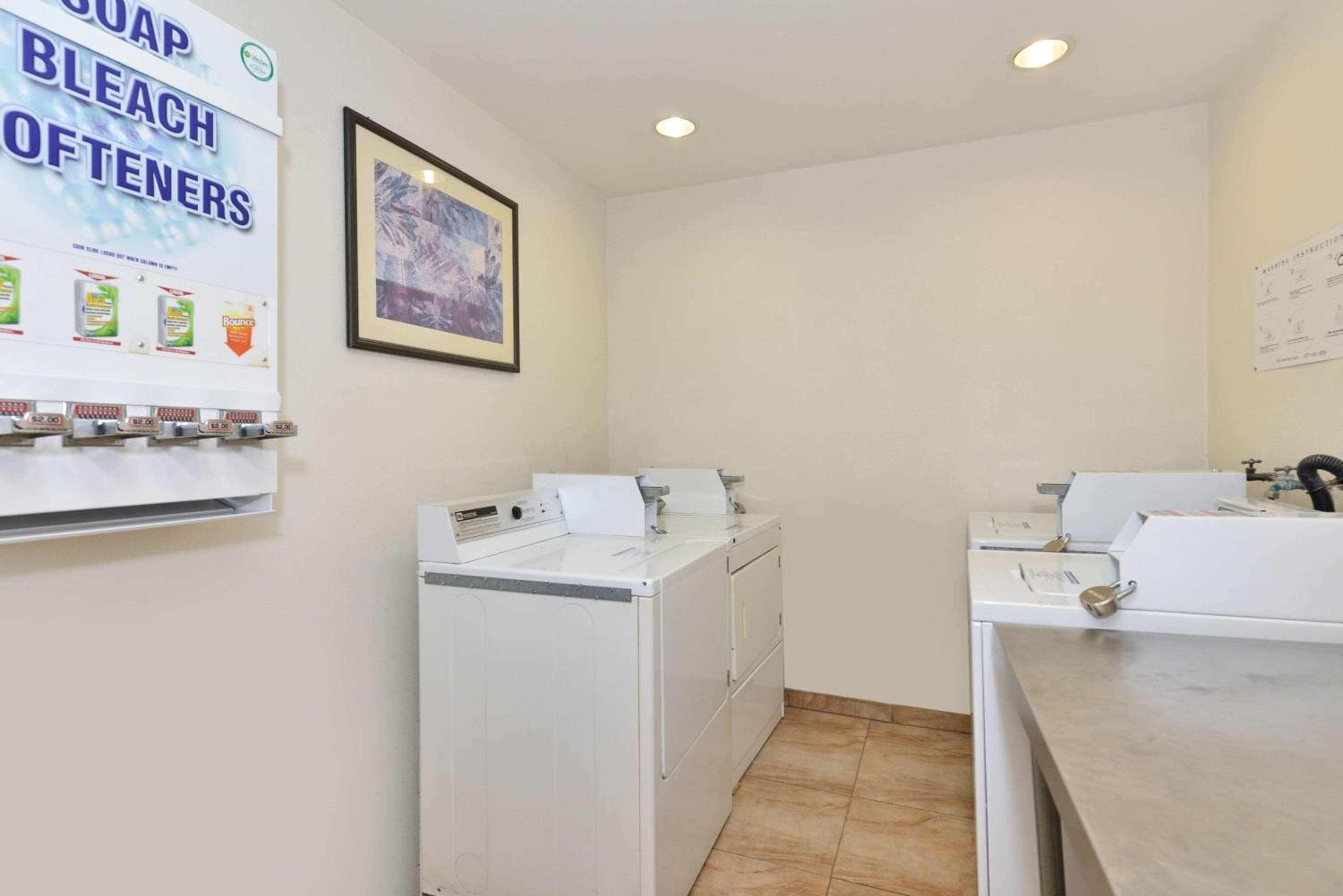 Best Western Plus Raffles Inn & Suites