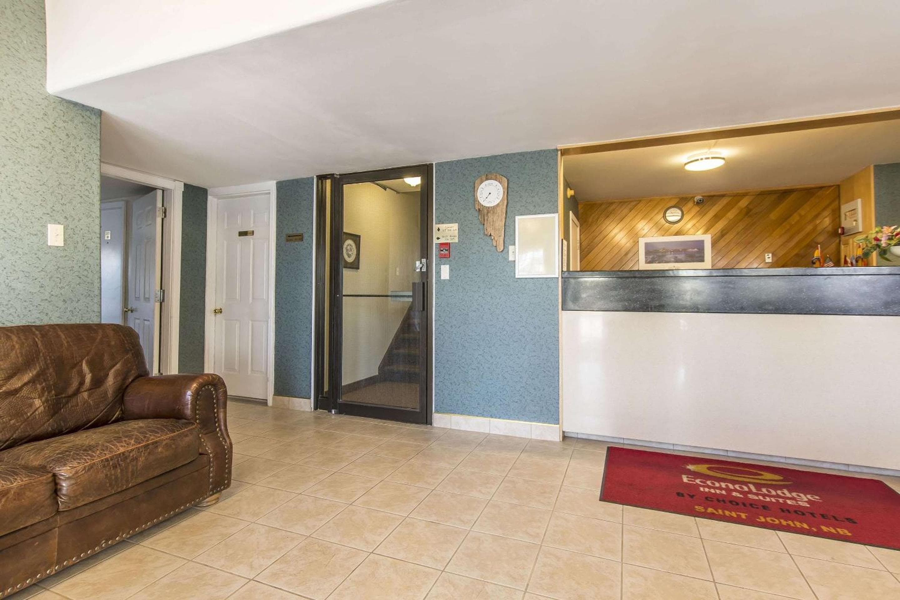 Econo Lodge Inn & Suites