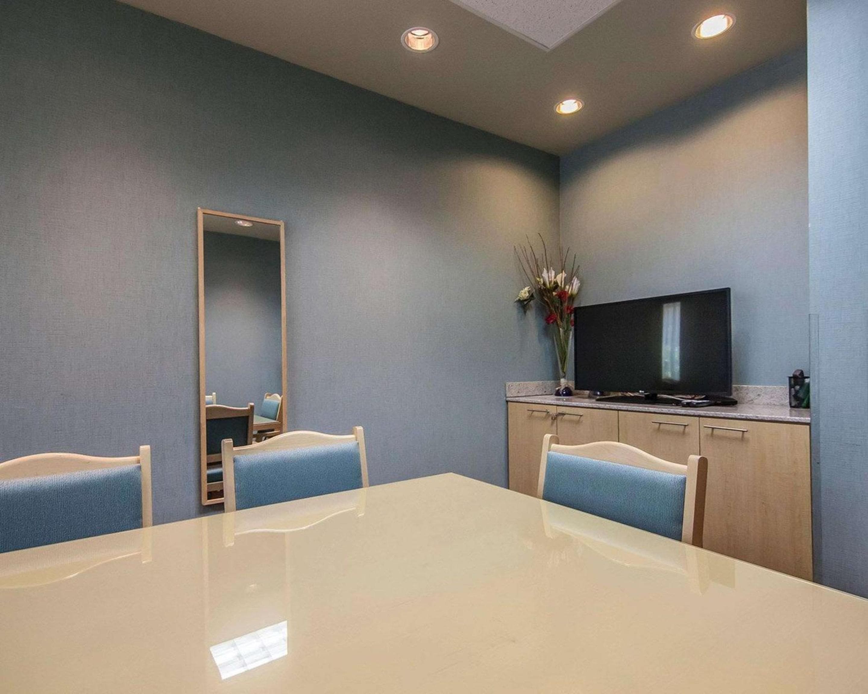 Comfort Hotel Vancouver Airport
