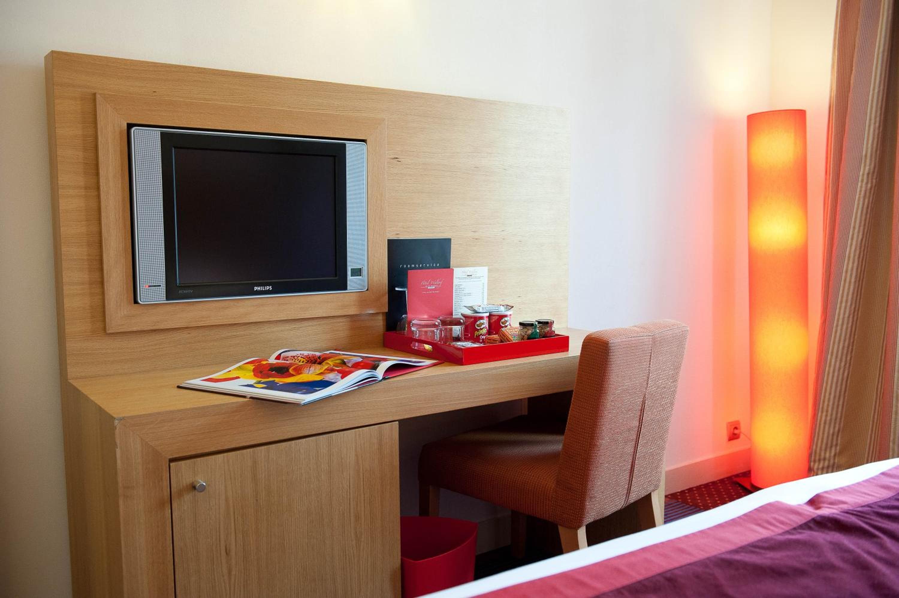 Westside Arc de Triomphe Hotel