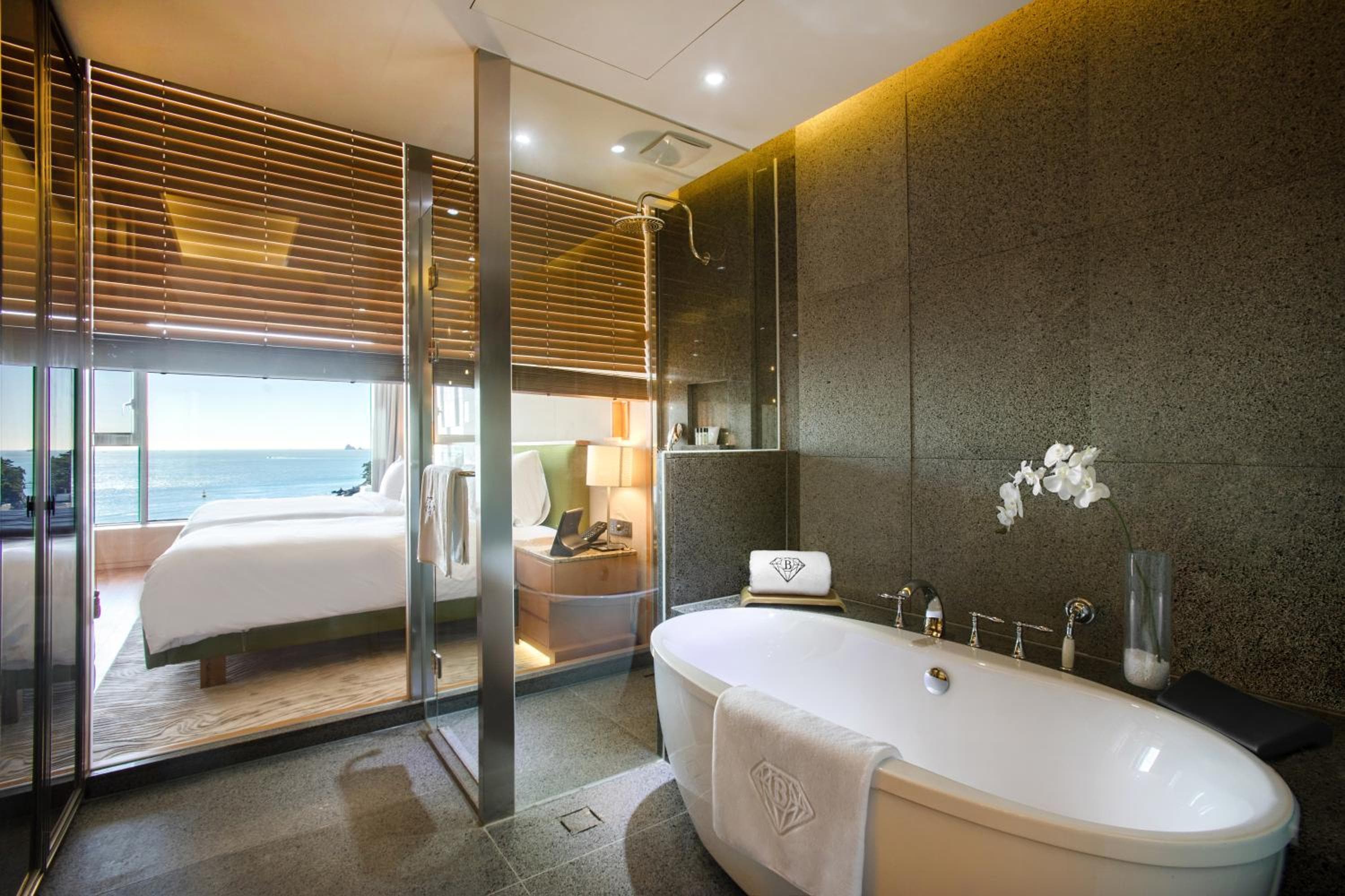 Baymond Hotel