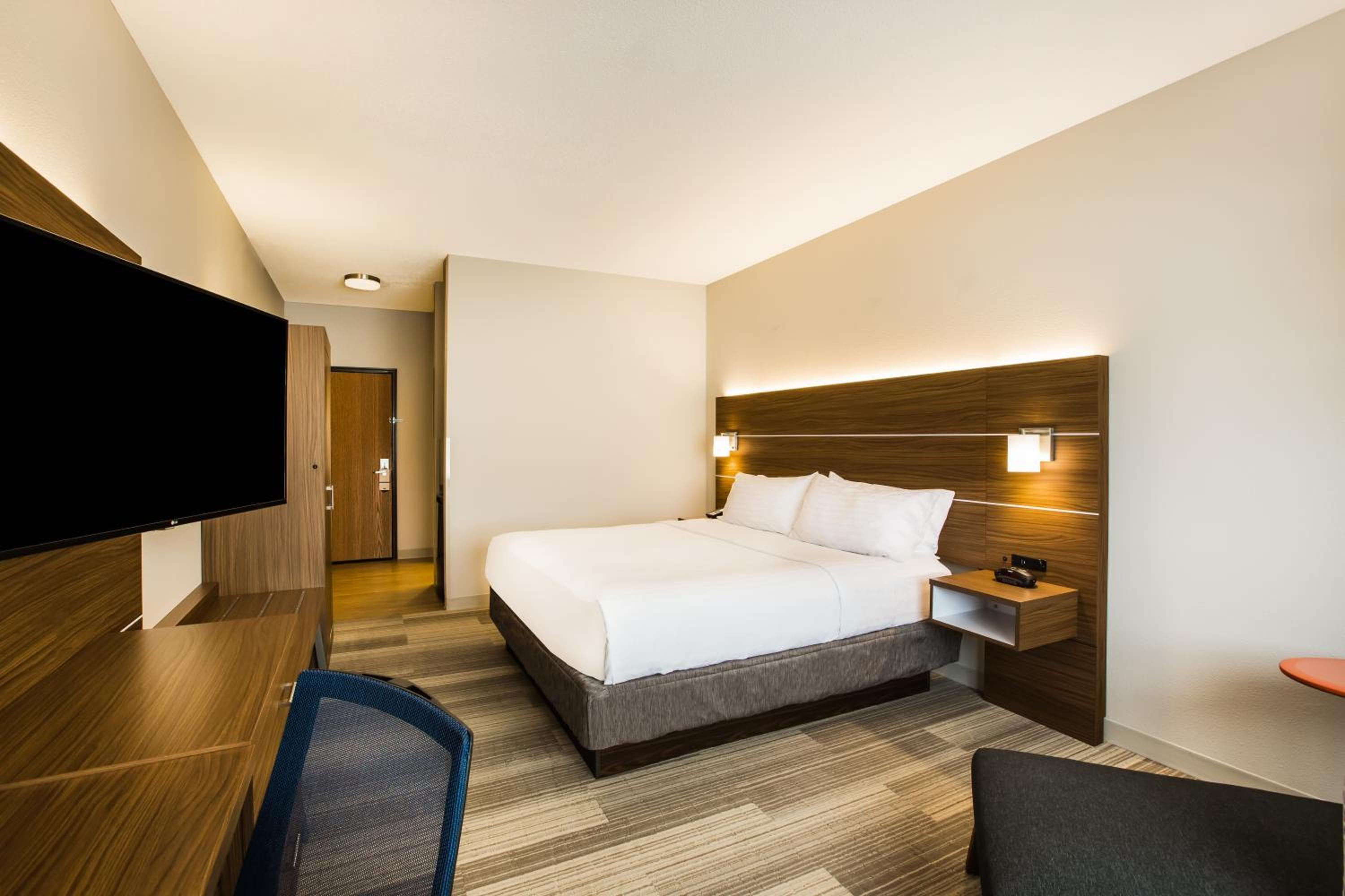 Holiday Inn Express & Suites Bellevue -Omaha Area- by IHG