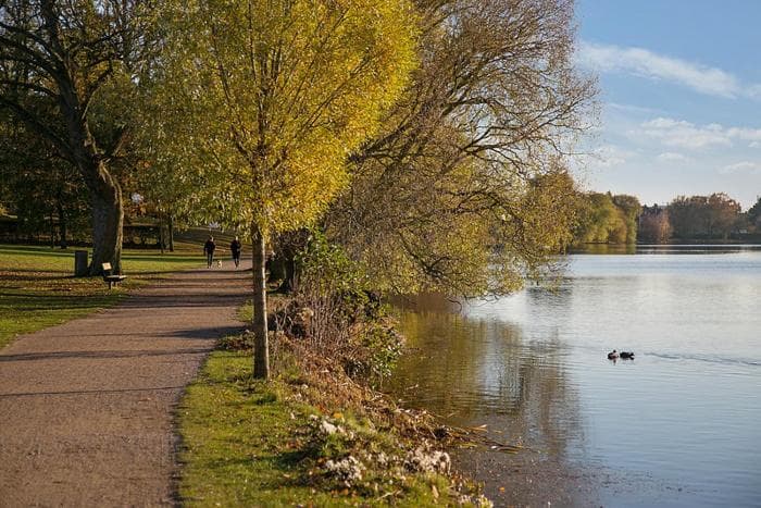 Centralt i Gentofte i 2 plan, ved S-Tog og busser