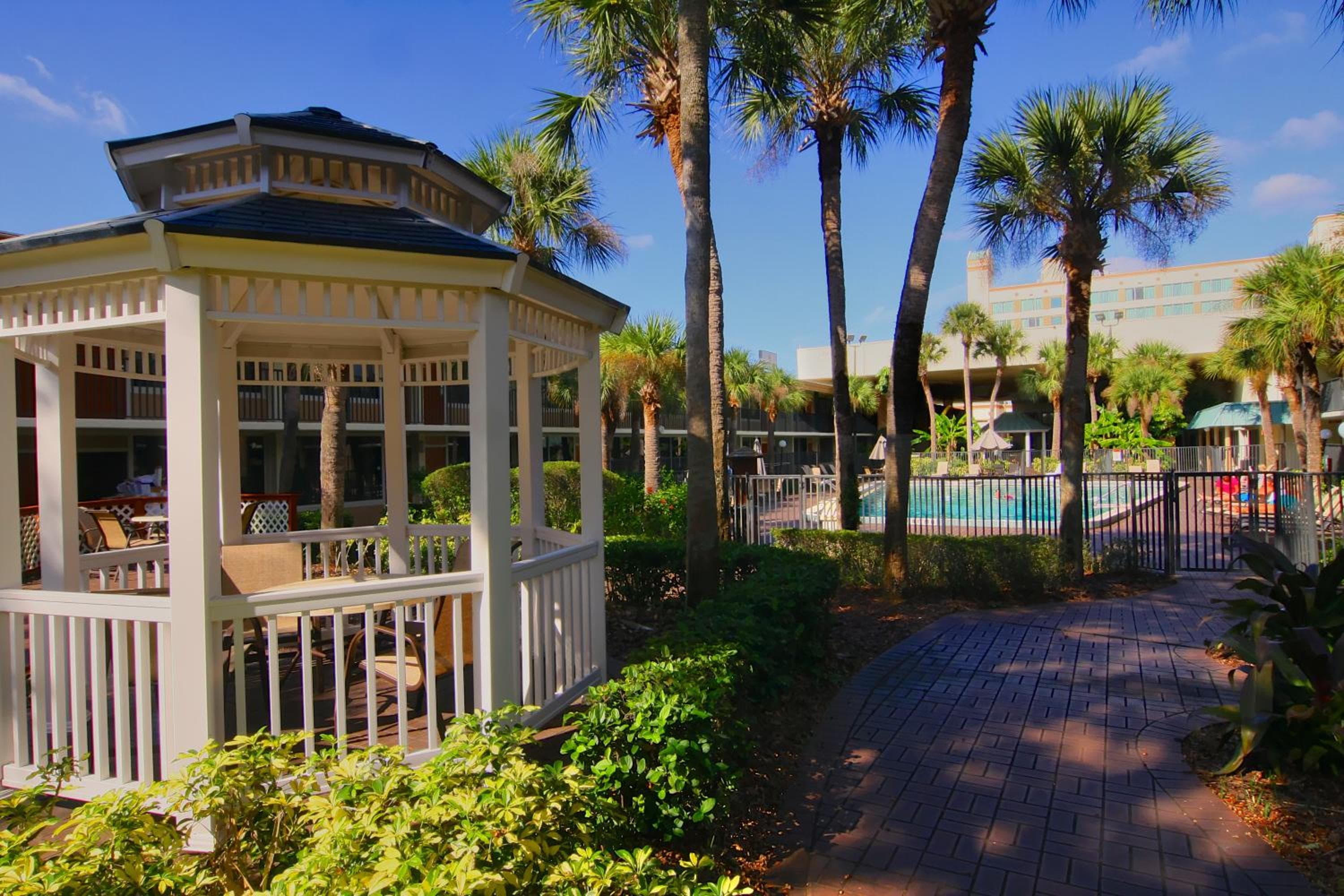Ramada by Wyndham Kissimmee Gateway - Free Theme Park Shuttle