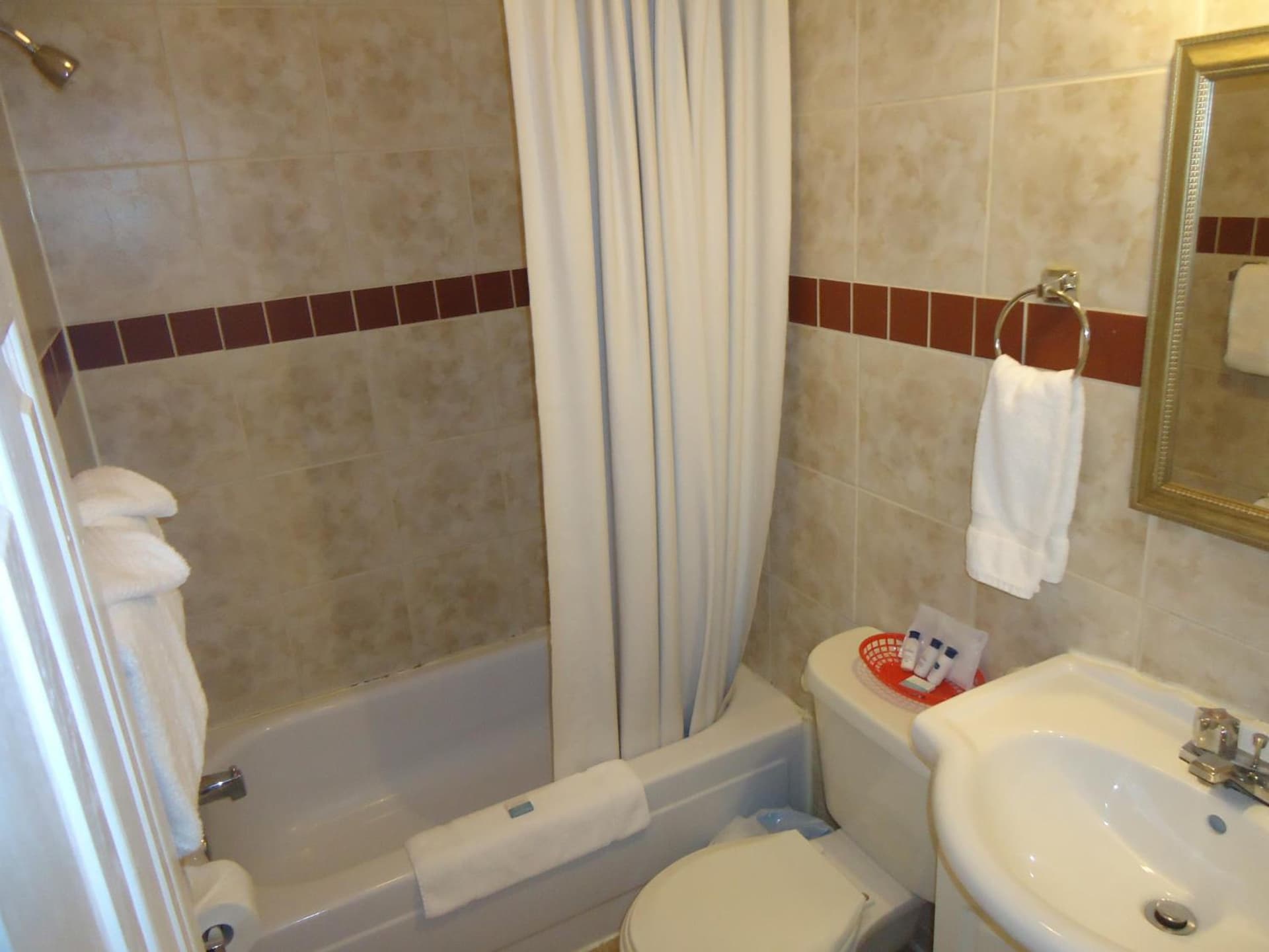 Bayside Inn & Waterfront Suites