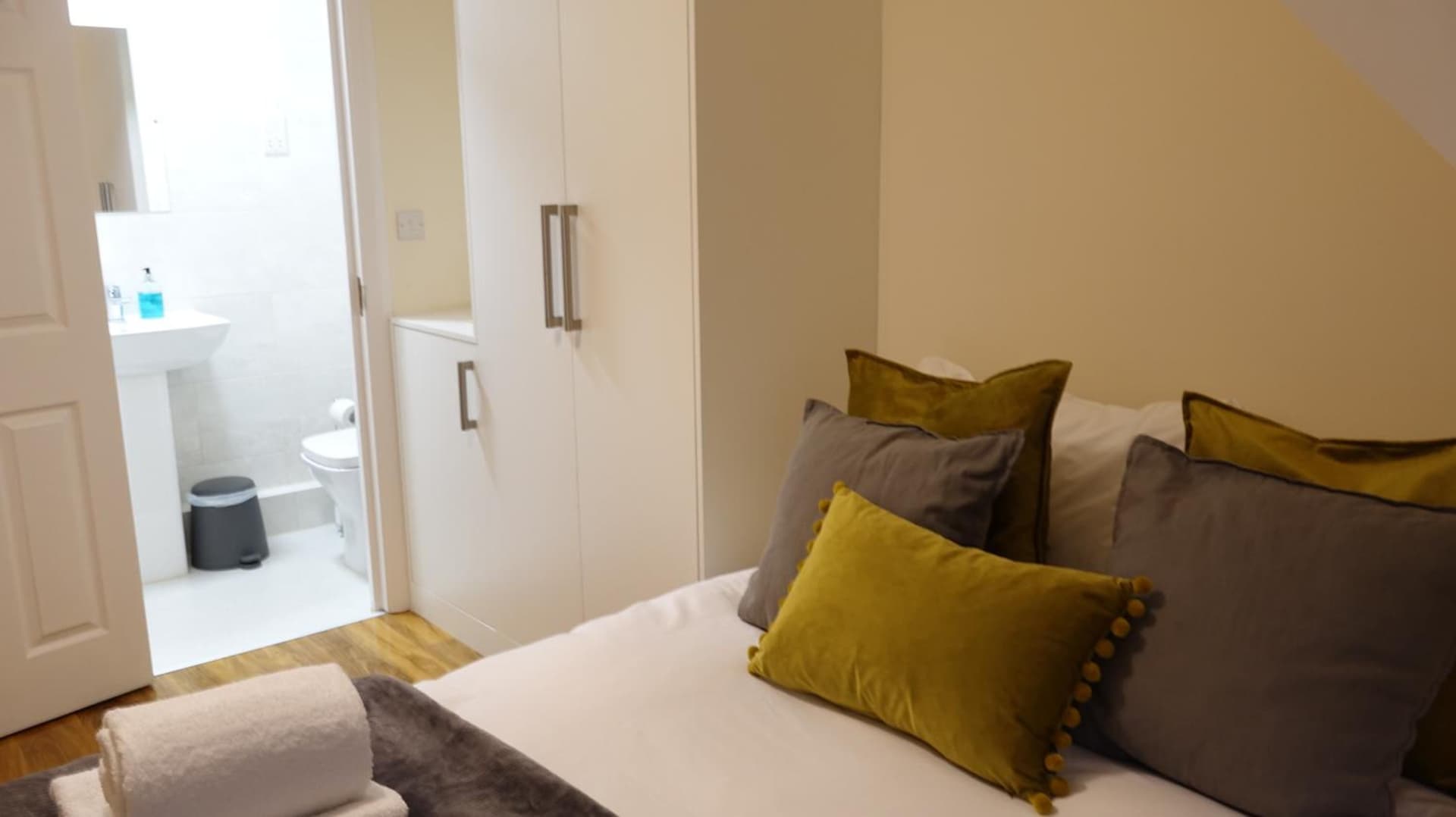 RC Airport Rooms
