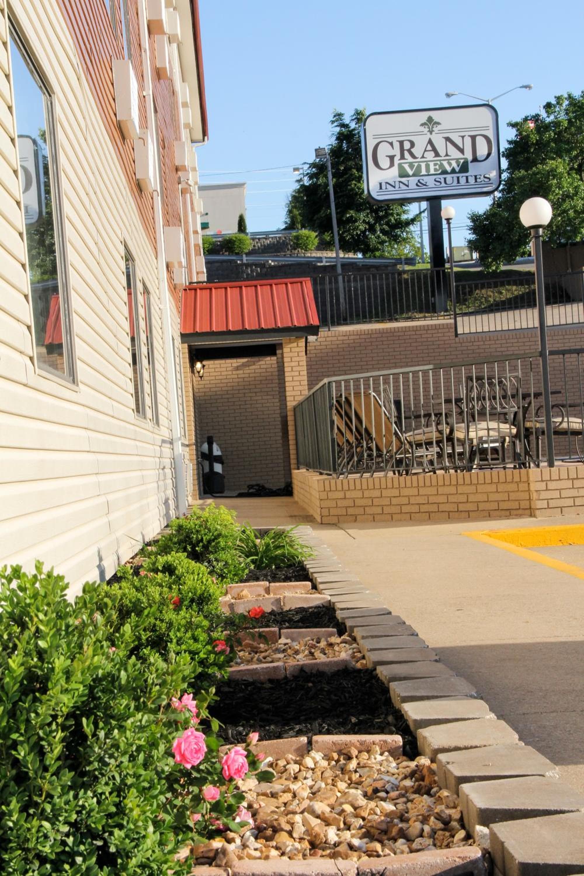 Grand View Inn & Suites