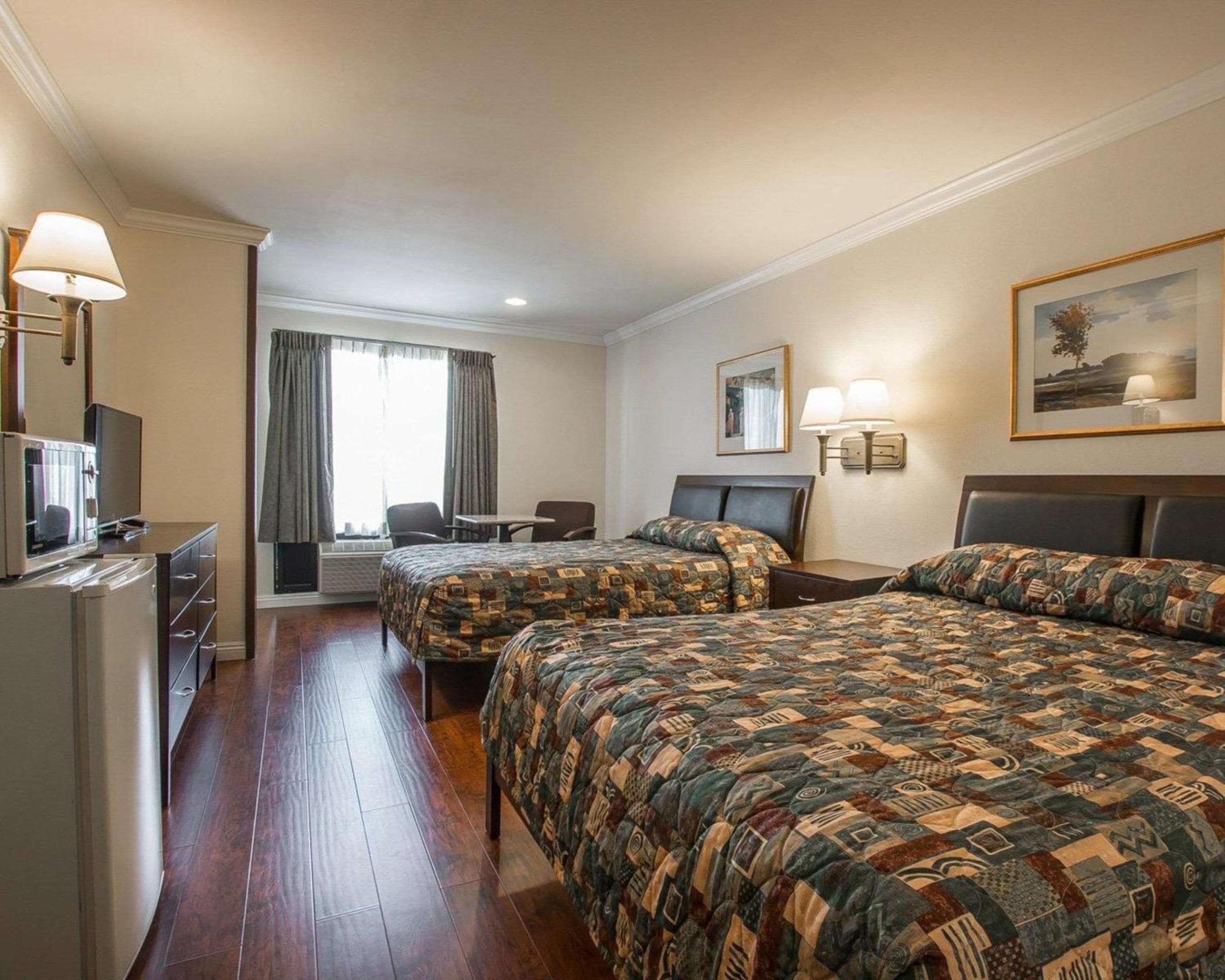 Palm Inn Hotel near Tyler Mall Riverside
