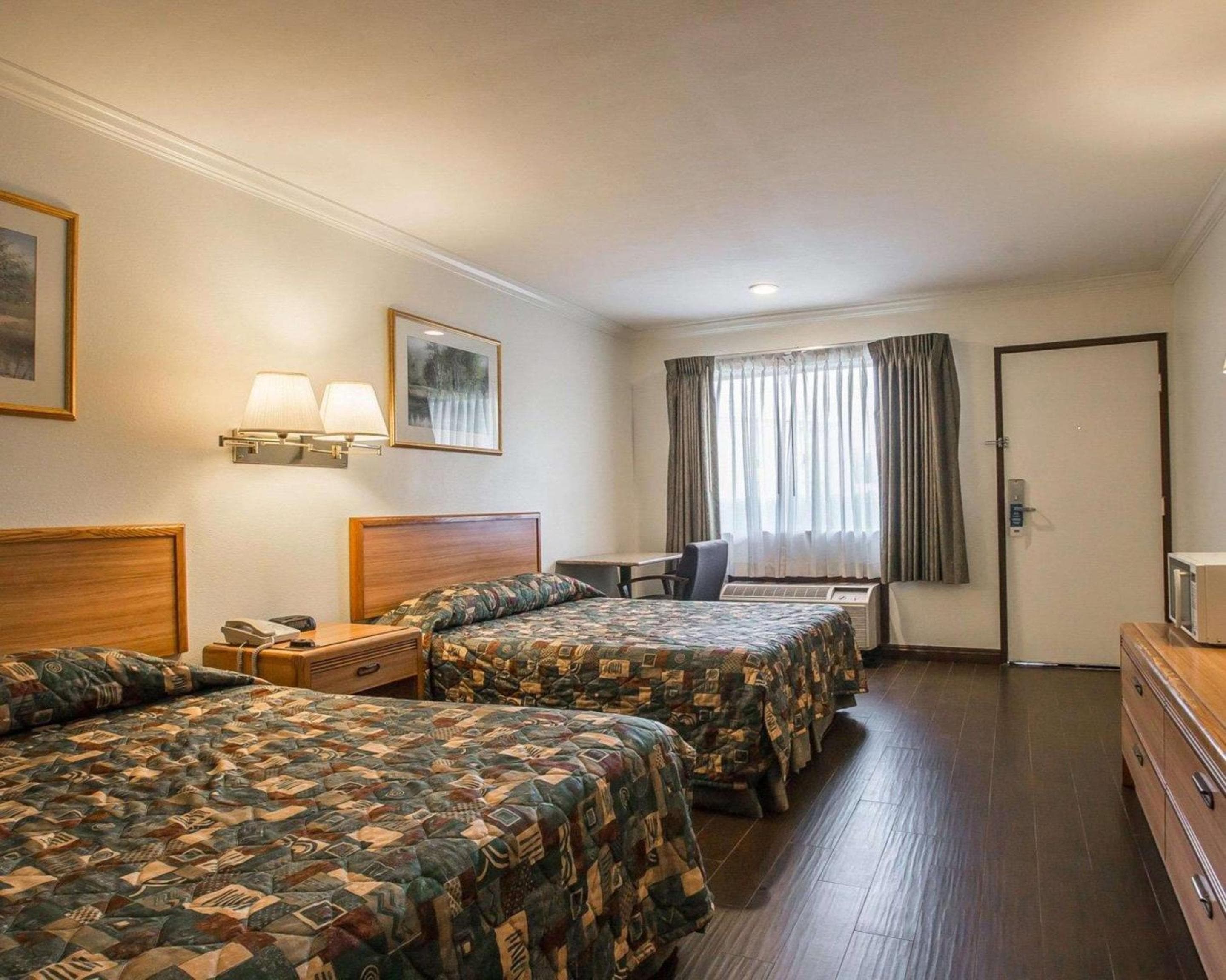 Palm Inn Hotel near Tyler Mall Riverside