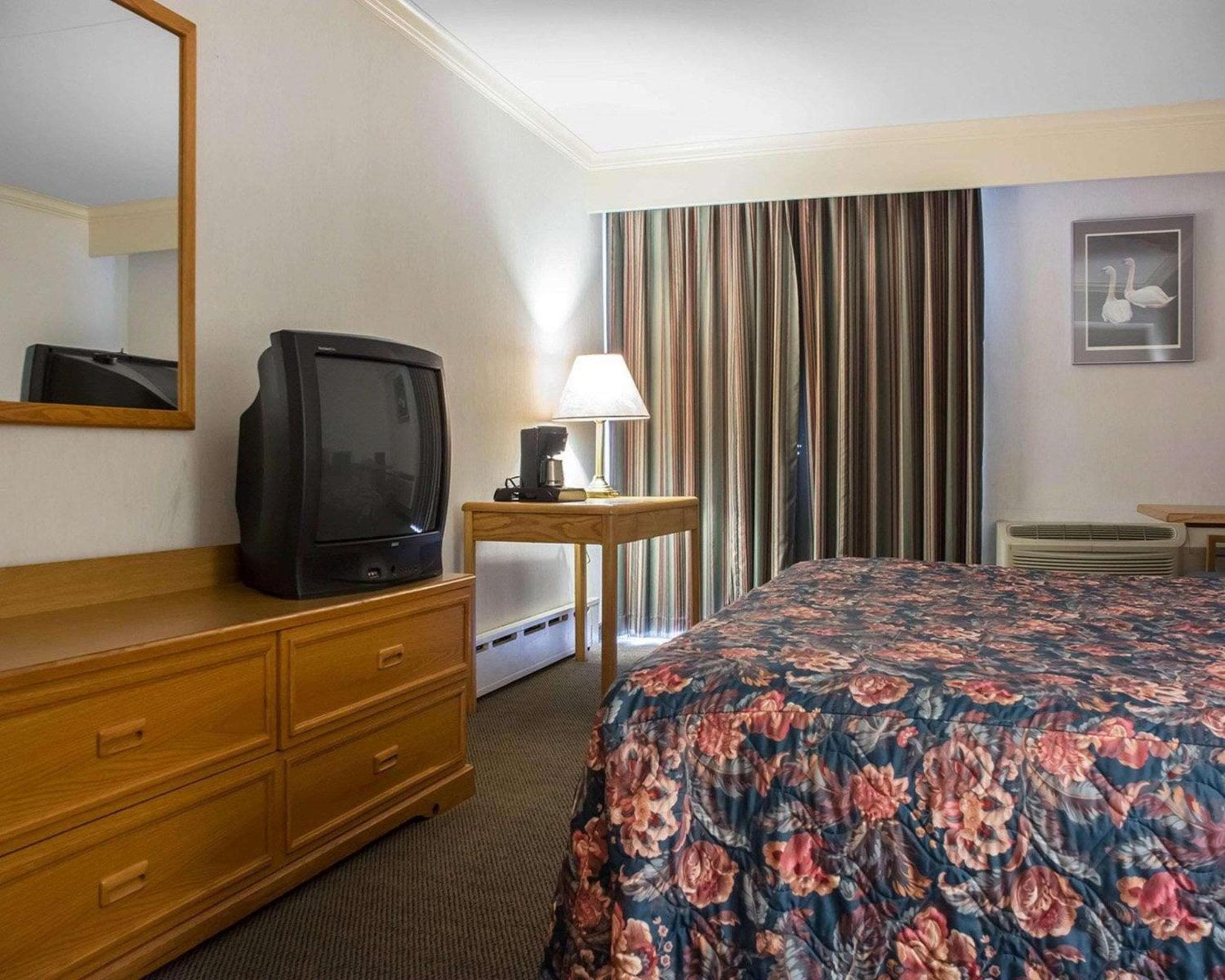 Econo Lodge By the Falls