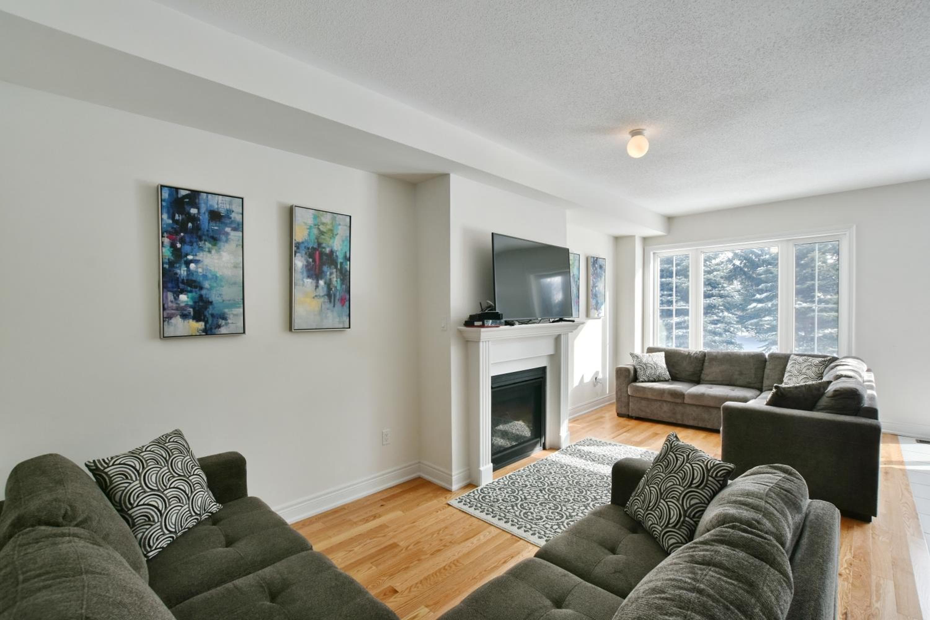 New Blue Mountain Village Snowbridge Executive Townhome Sleeps 10 with Outdoor Pool and Shuttle