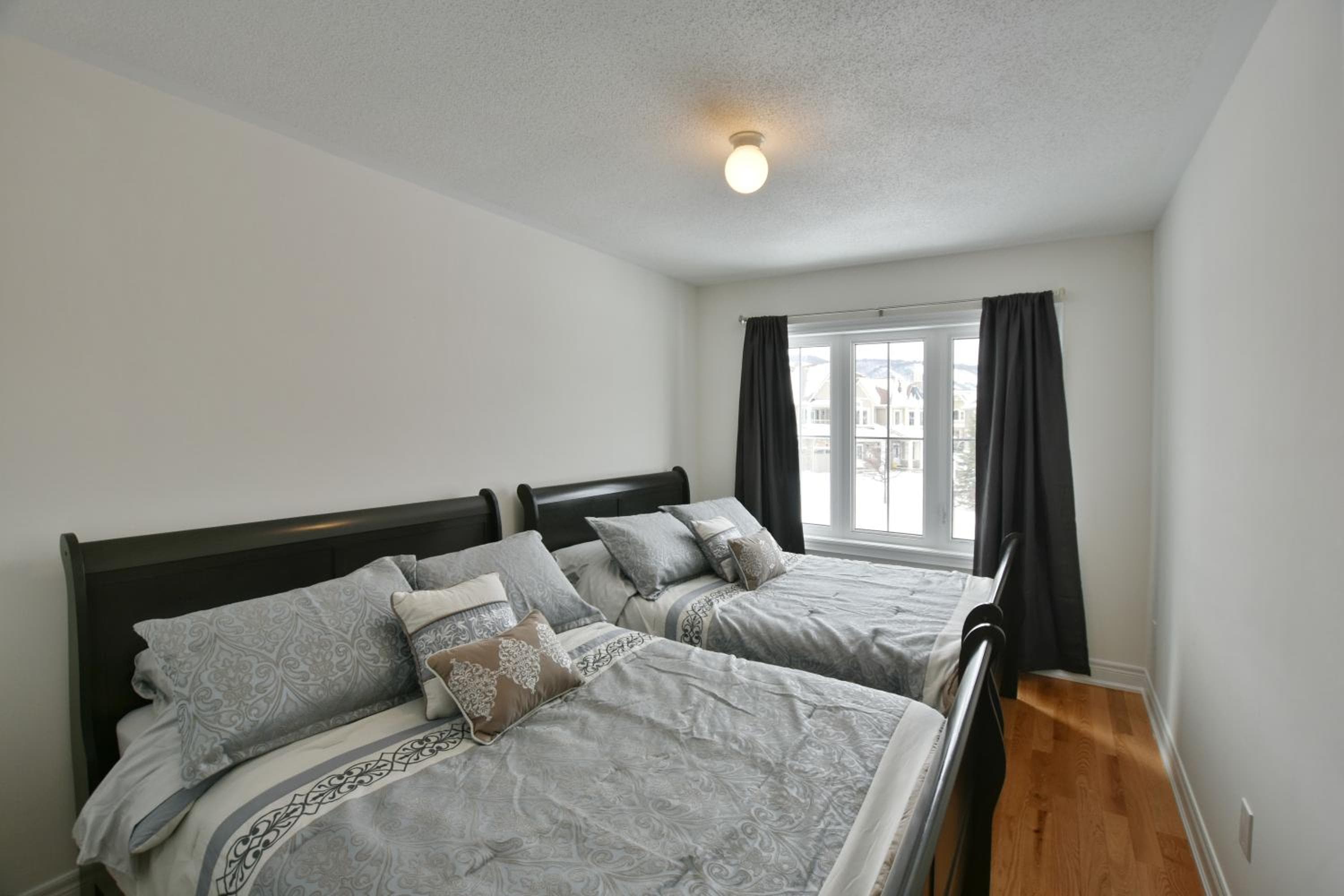 New Blue Mountain Village Snowbridge Executive Townhome Sleeps 10 with Outdoor Pool and Shuttle