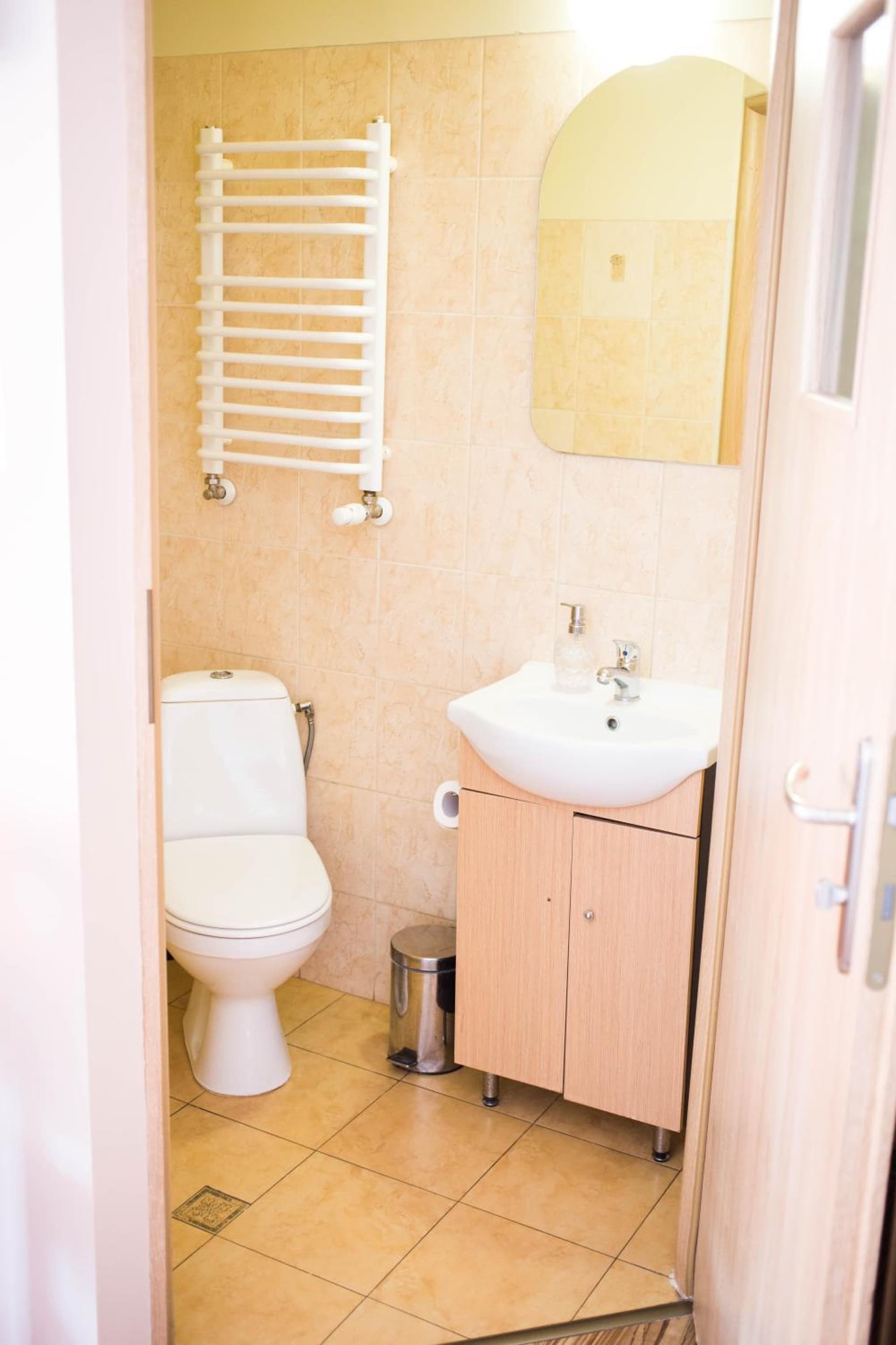 Hotelik Okęcie 39 - Nocleg i Parking Blisko Lotnisko Okęcie