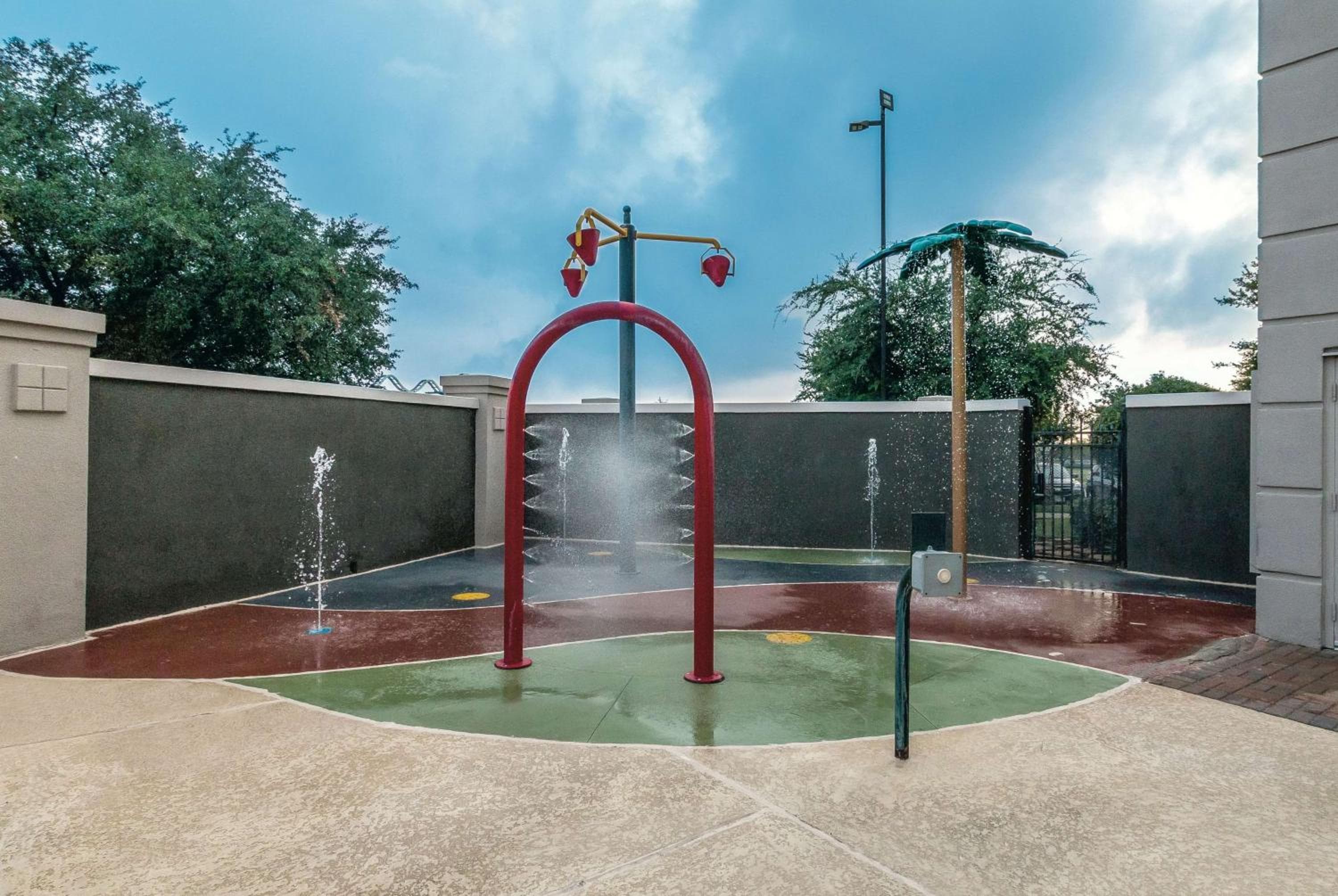 La Quinta by Wyndham Arlington North 6 Flags Dr
