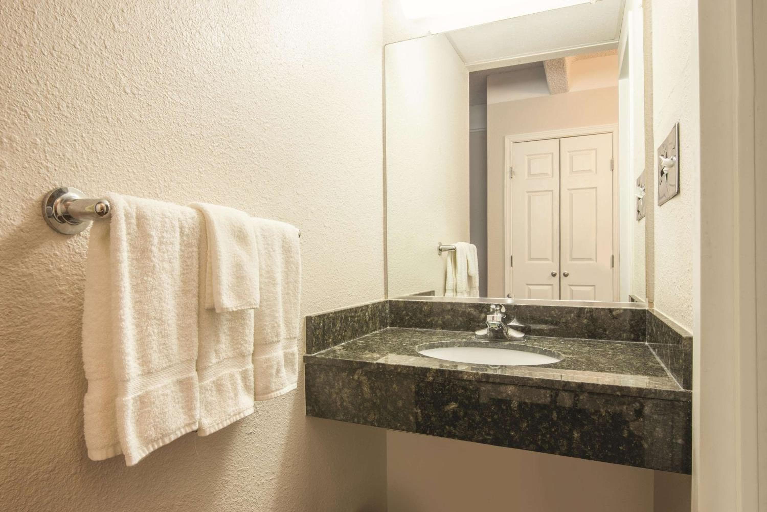 Mountain Valley Inn & Suites