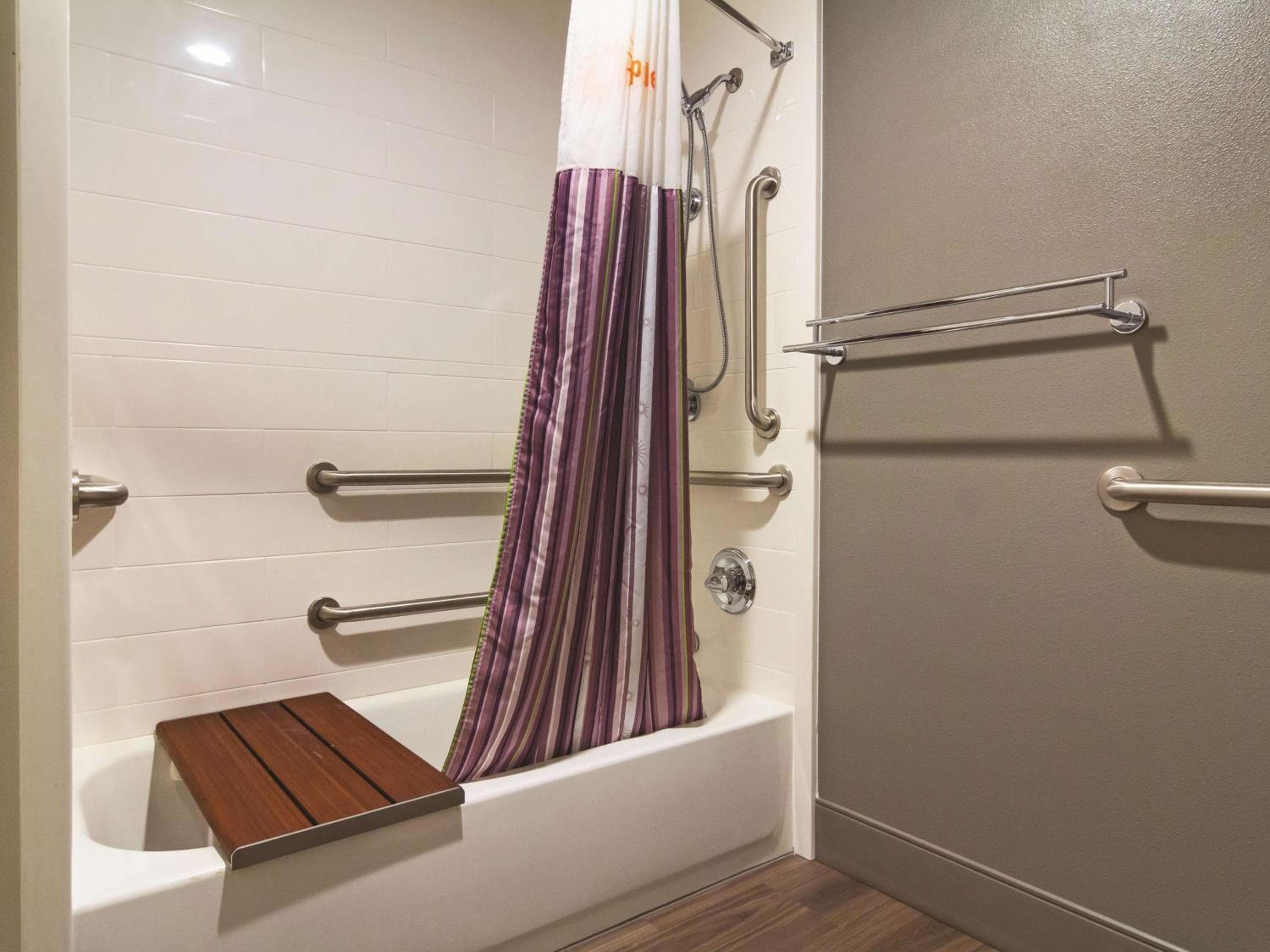 La Quinta Inn & Suites by Wyndham Cleveland - Airport North