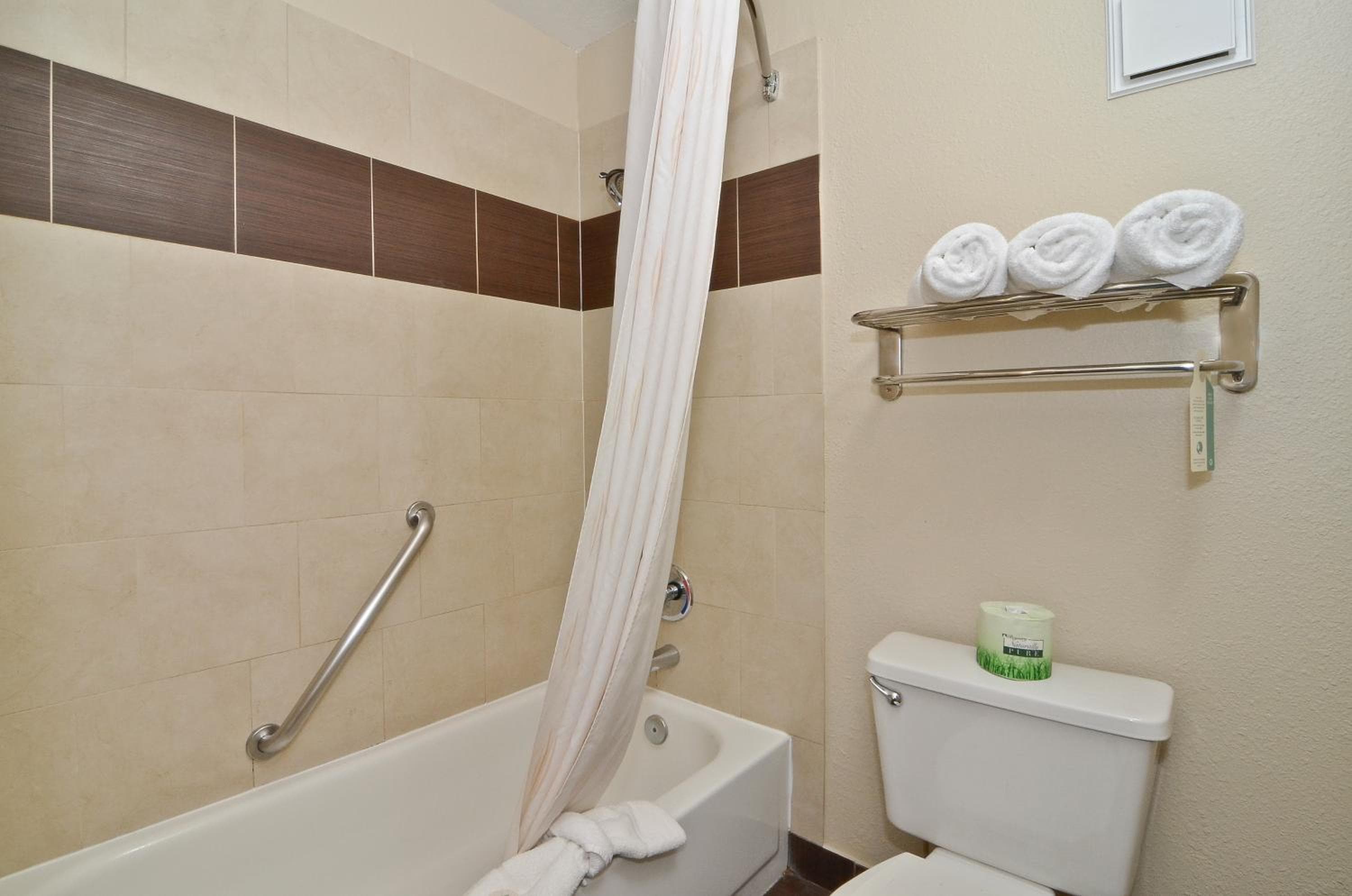 Clackamas Inn and Suites