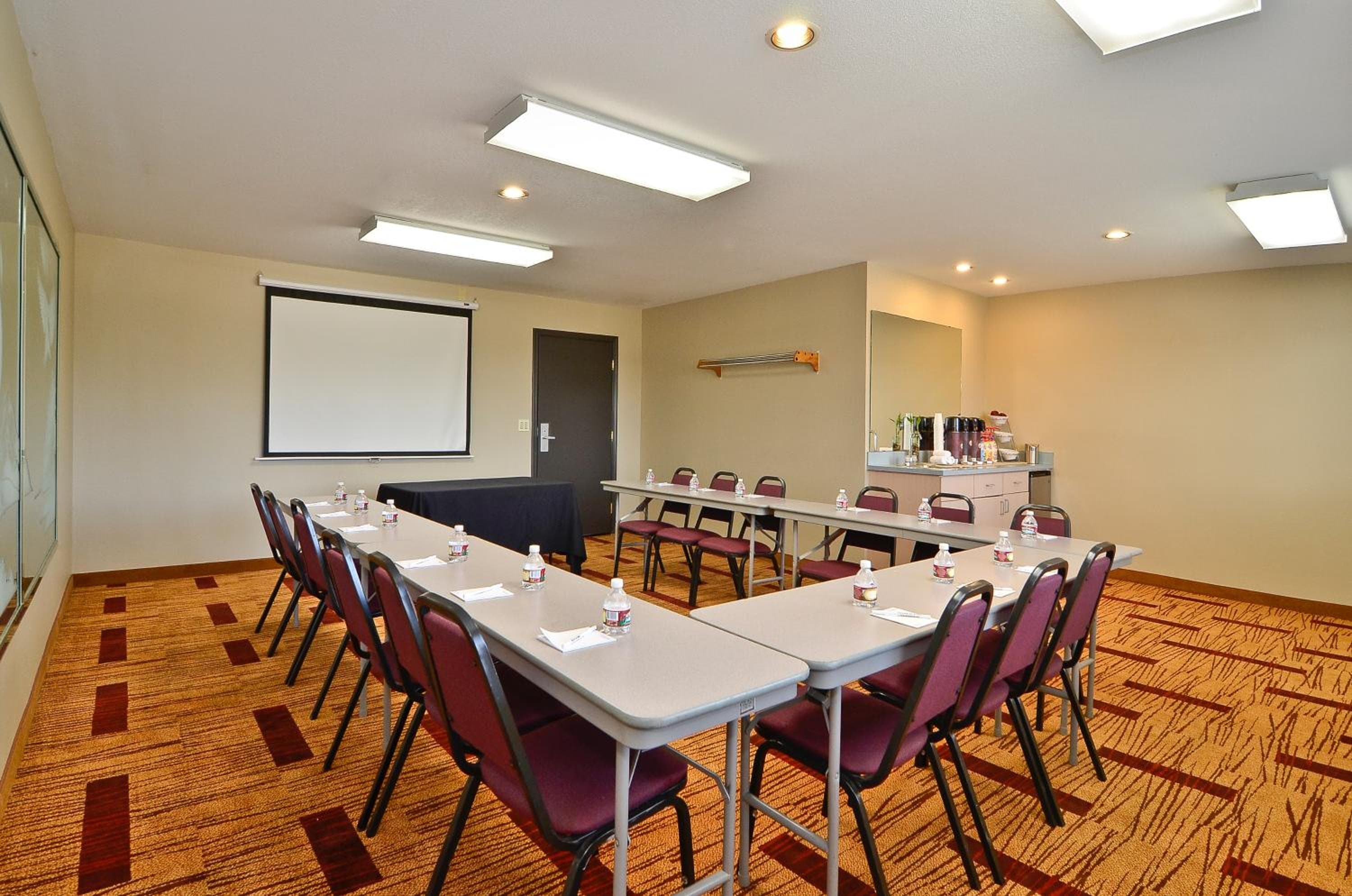 Clackamas Inn and Suites